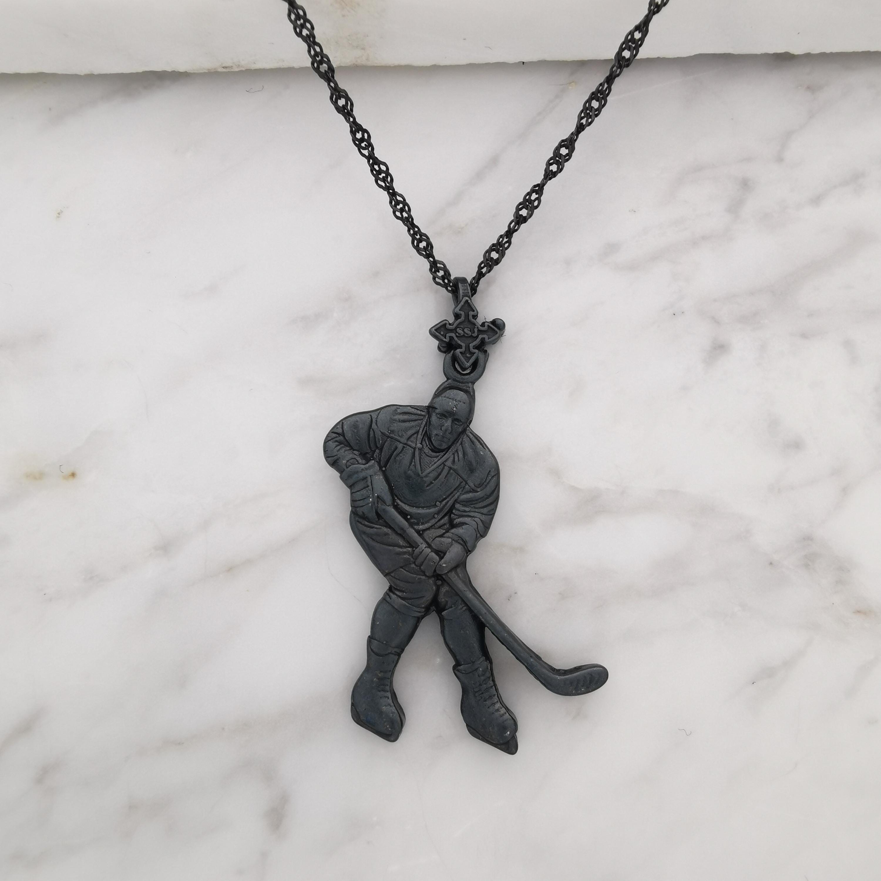 Хокеист (удар с шайба) – Мъжки спортен медальон от сребро 925 с оксидирано покритие – Ръчно изработено спортно бижу – Идеален подарък за мъж, фен на хокея – SSJ