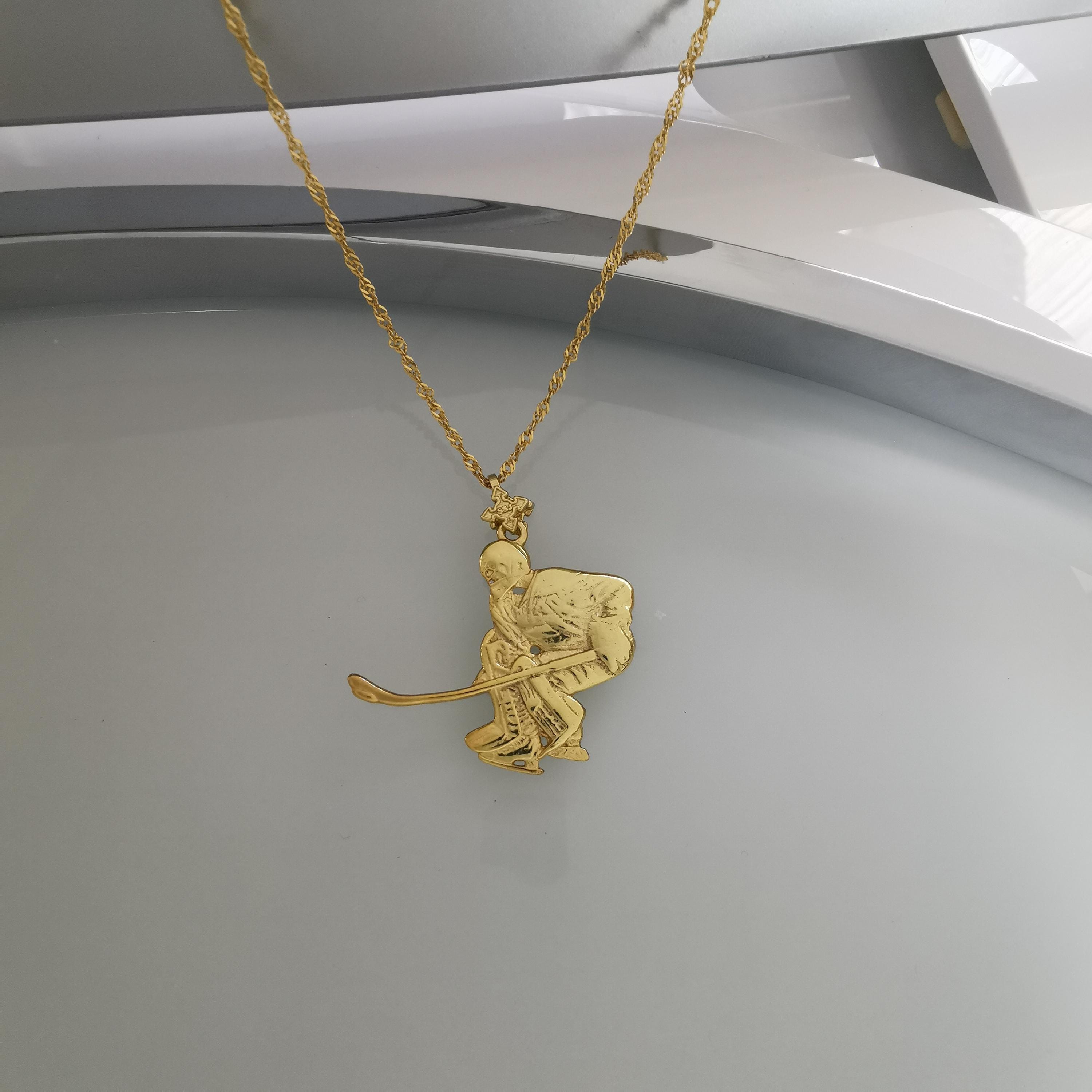 Хокеист (вратар) – Мъжки спортен медальон от сребро 925 с позлатено покритие – Ръчно изработено спортно бижу – Идеален подарък за мъж, фен на хокея – SSJ