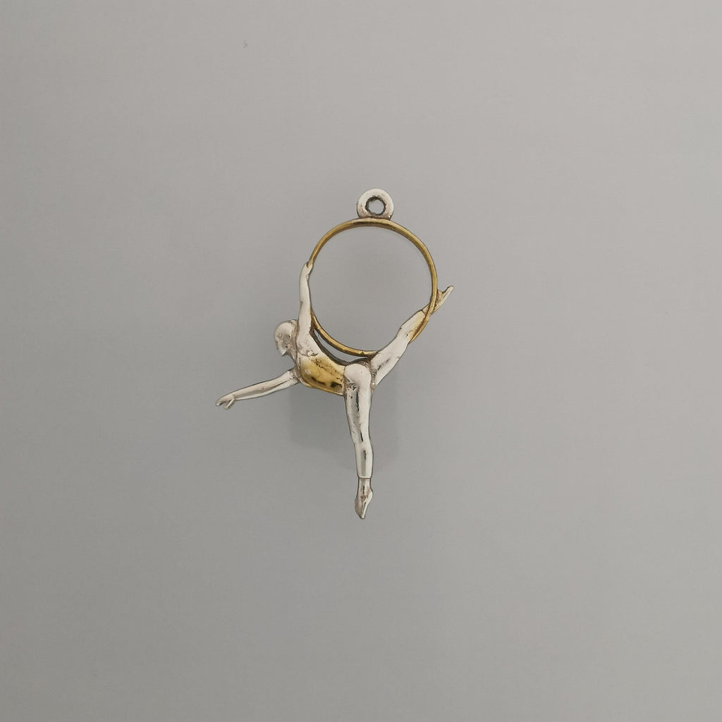 Въздушна акробатика – Женски спортен медальон от сребро 925 с частично 18K позлатено покритие – Ръчно изработено бижу талисман за гимнастички и танцьорки – Идеален подарък за спортист, треньор или фен – SSJ