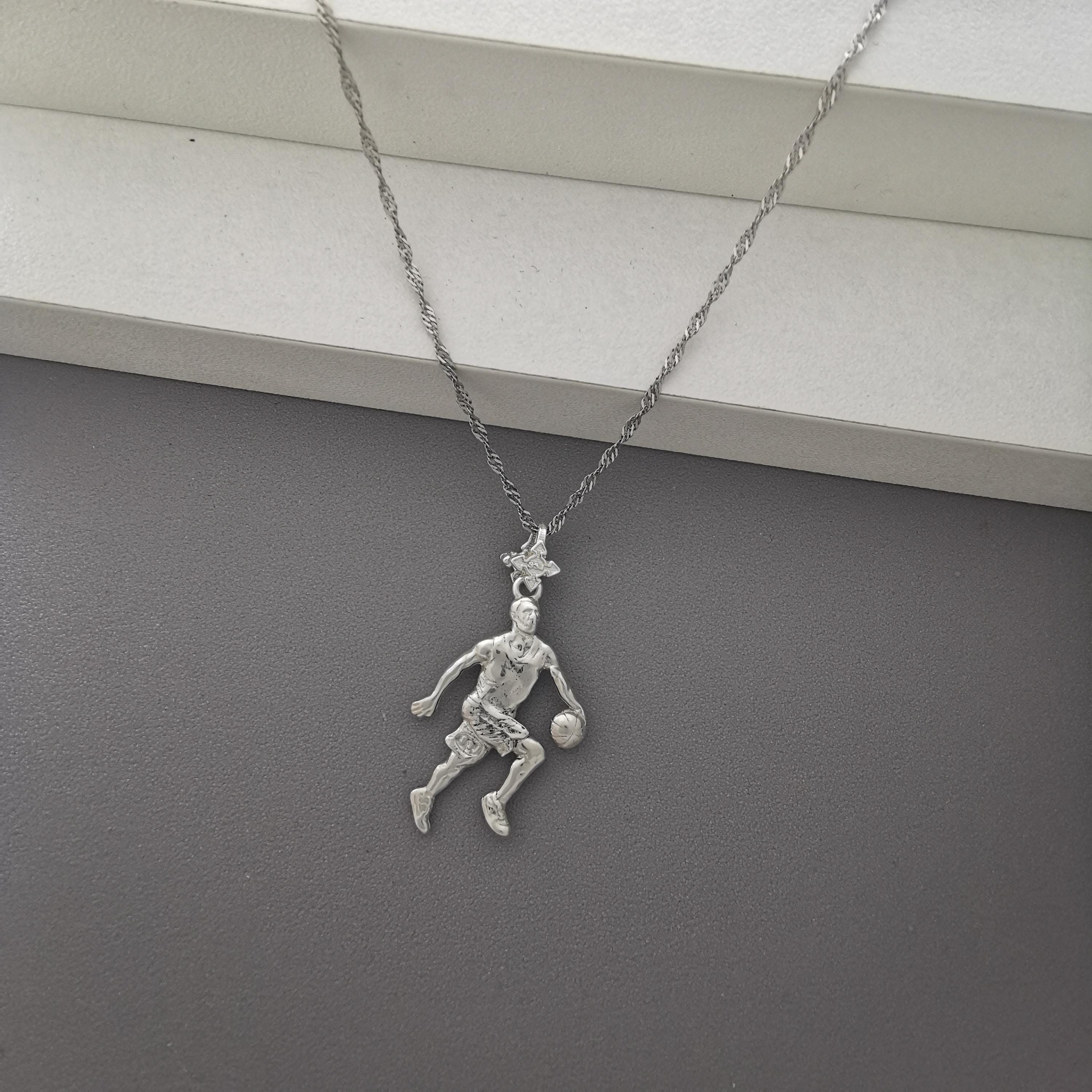 Баскетбол – Мъжки спортен медальон от сребро 925 с класическо полирано покритие – Ръчно изработено бижу талисман за баскетболисти и фенове – Идеален подарък за спортист, треньор или почитател – SSJ