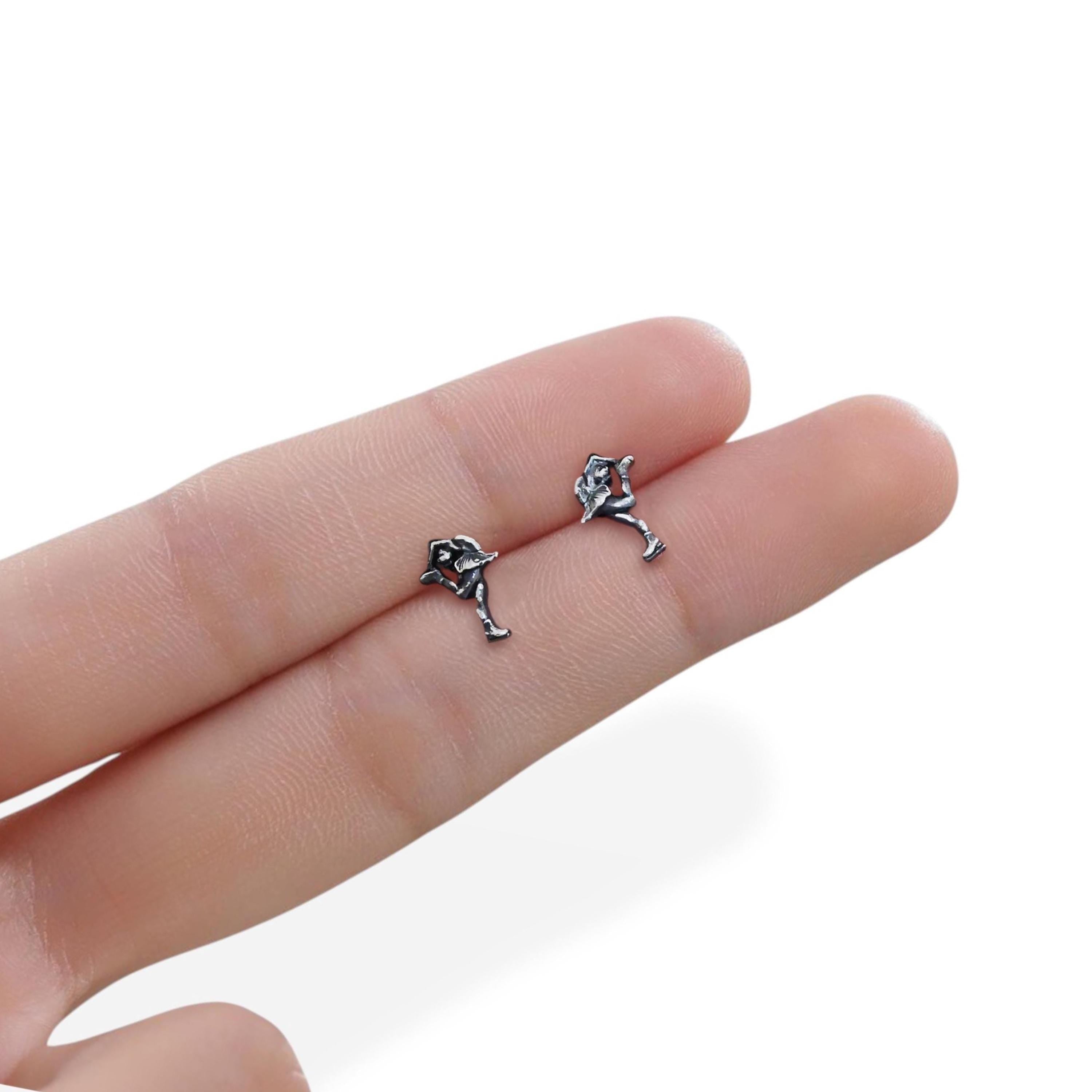 Фигурно пързаляне (Биелманов пирует) – Дамски сребърни обеци с винтидж покритие – Ръчно изработени спортни бижута – Идеален подарък за жена, фенка на фигурното пързаляне – SSJ