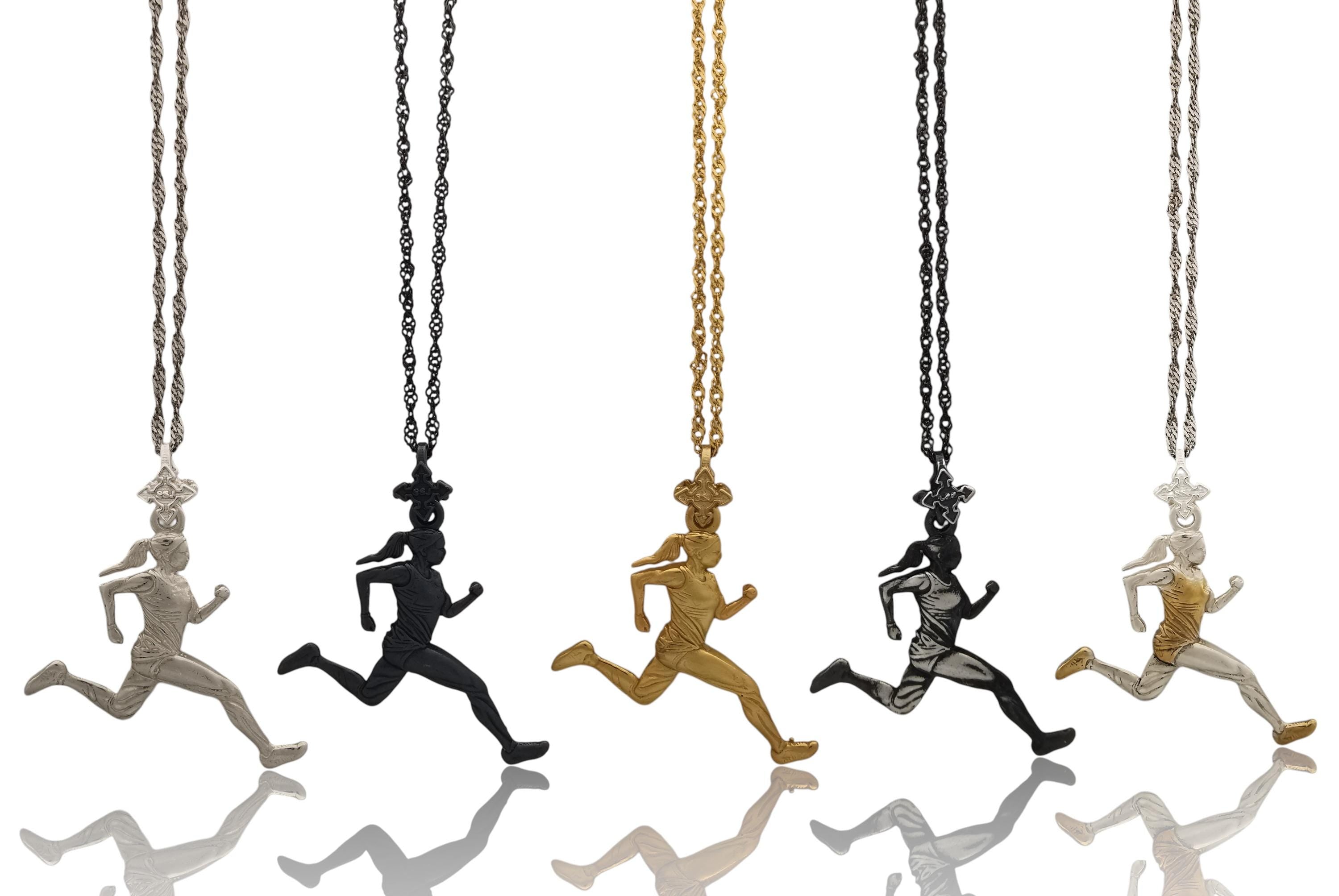 Атлетка – Женски спортен медальон за бегачки, спринтьорки и маратонки от сребро 925 с оксидирано покритие – Ръчно изработено бижу талисман за лекоатлетки – SSJ