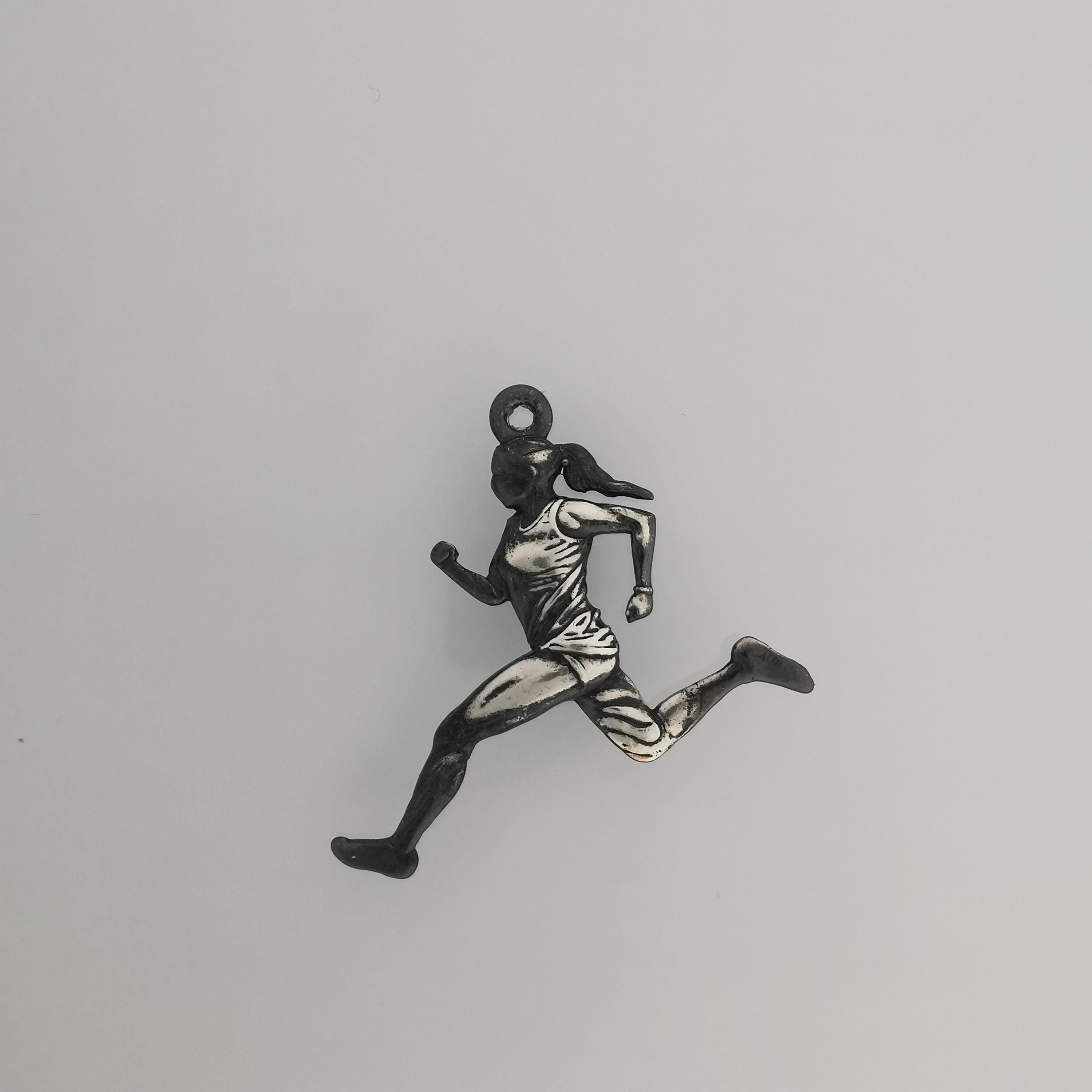 Атлетка – Женски спортен медальон за бегачки, спринтьорки и маратонки от сребро 925 с винтидж покритие – Ръчно изработено бижу талисман за лекоатлетки – SSJ