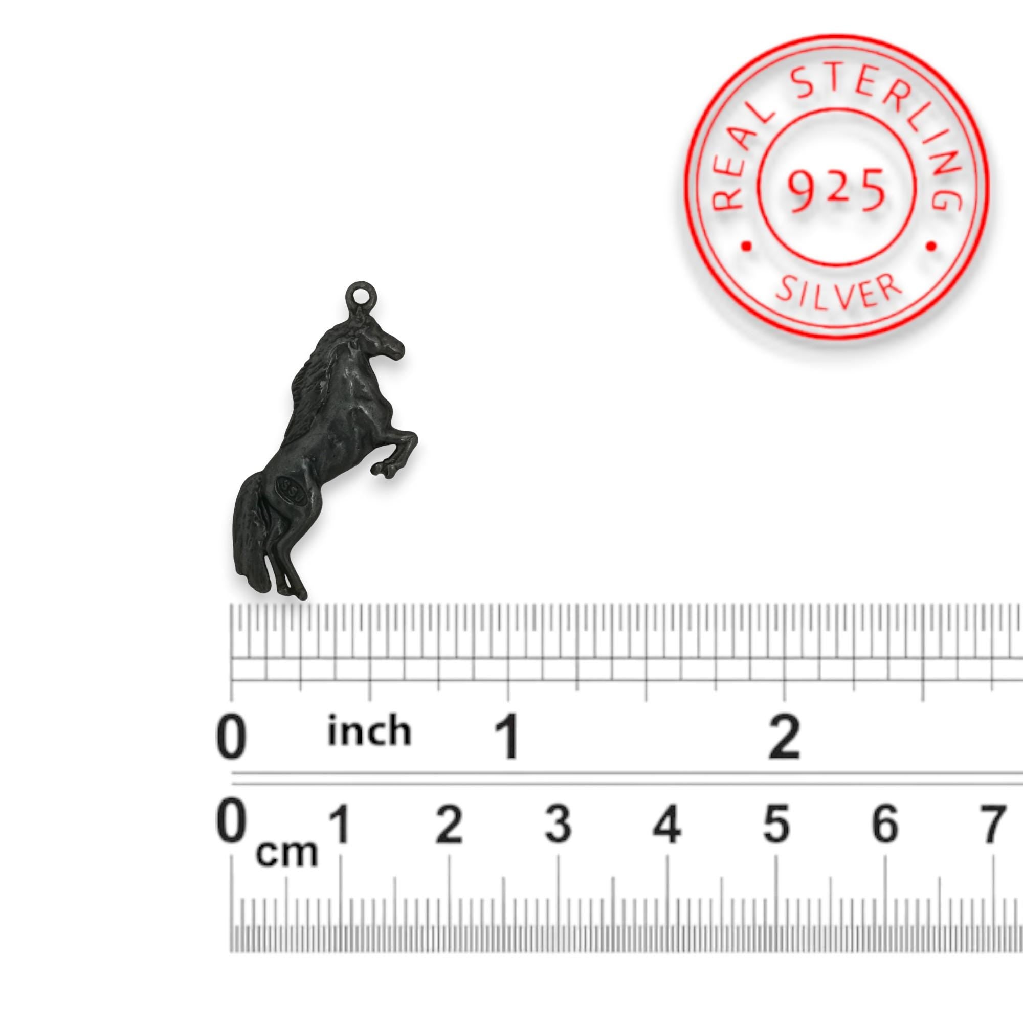 Кон – Мъжки спортен медальон – Оксидирано сребро 925 – Ръчно изработено бижу/талисман конен спорт – Идеален подарък – SSJ