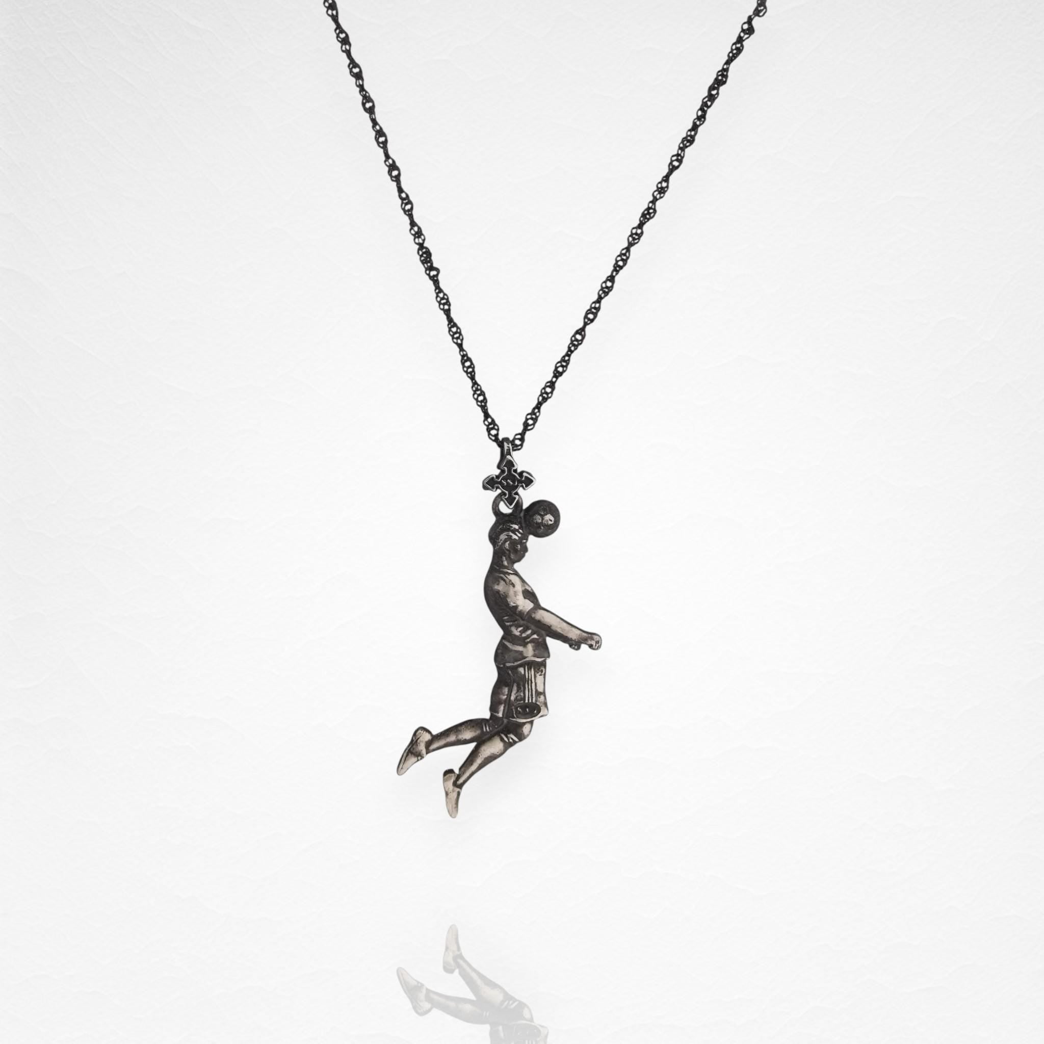 Футболист (удар с глава) – Мъжки спортен медальон от сребро 925 с винтидж покритие – Ръчно изработено спортно бижу – Идеален подарък за мъж, фен на футбола – SSJ