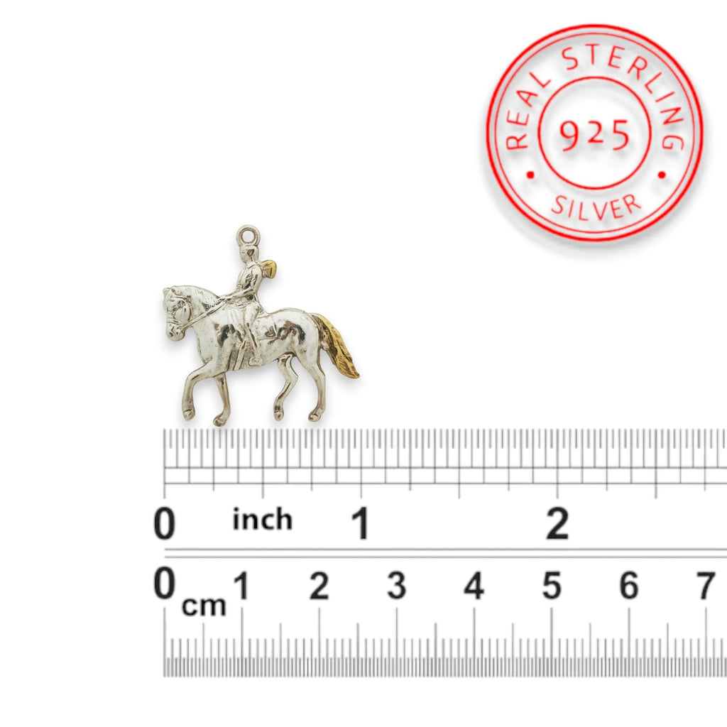 Конен спорт – Дамски медальон с фигура на ездачка – Частично позлатено покритие – Сребро 925 – Ръчно изработено спортно бижу/талисман конна езда – Идеален подарък за жена – SSJ