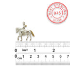 Конен спорт – Дамски медальон с фигура на ездачка – Частично позлатено покритие – Сребро 925 – Ръчно изработено спортно бижу/талисман конна езда – Идеален подарък за жена – SSJ