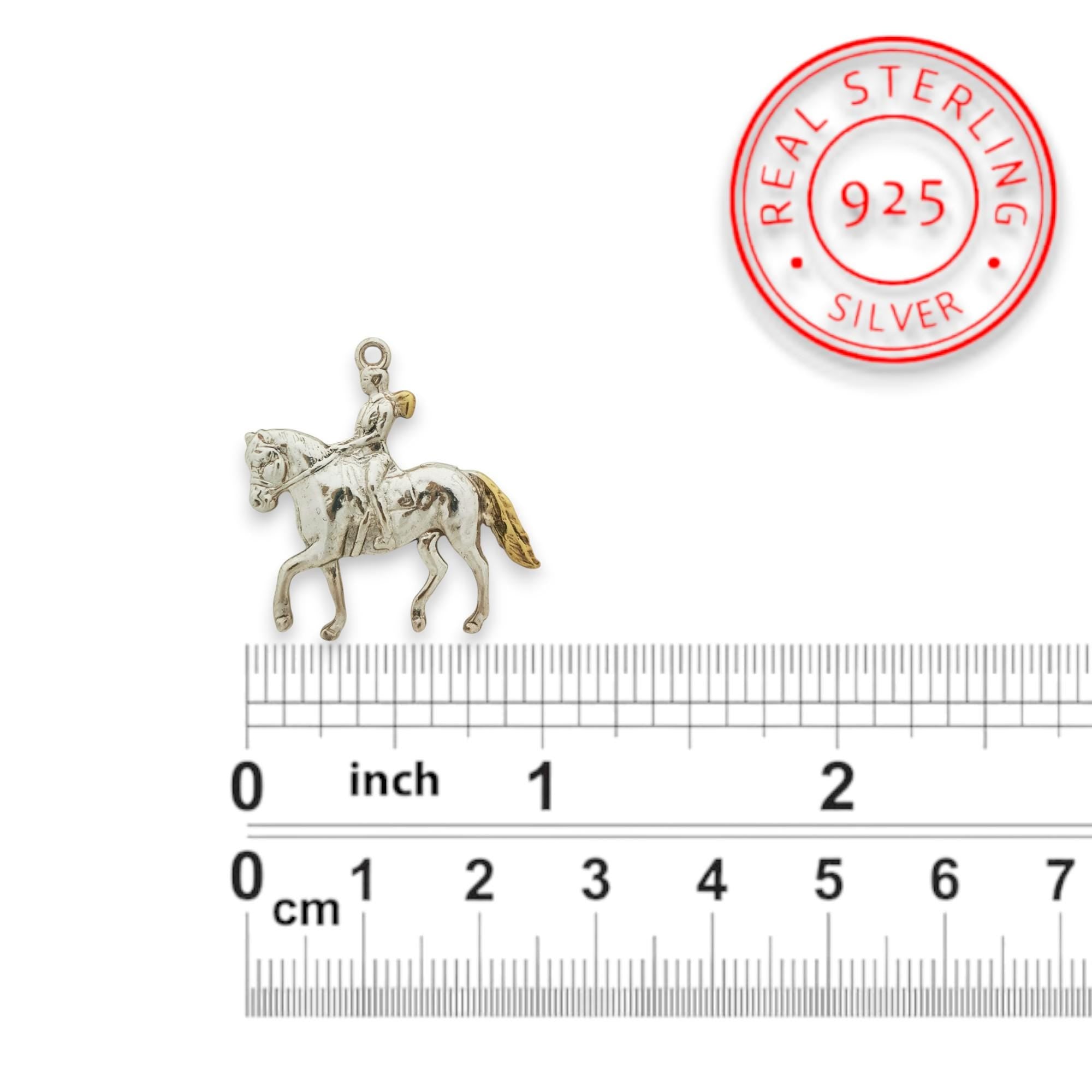 Конен спорт – Дамски медальон с фигура на ездачка – Частично позлатено покритие – Сребро 925 – Ръчно изработено спортно бижу/талисман конна езда – Идеален подарък за жена – SSJ
