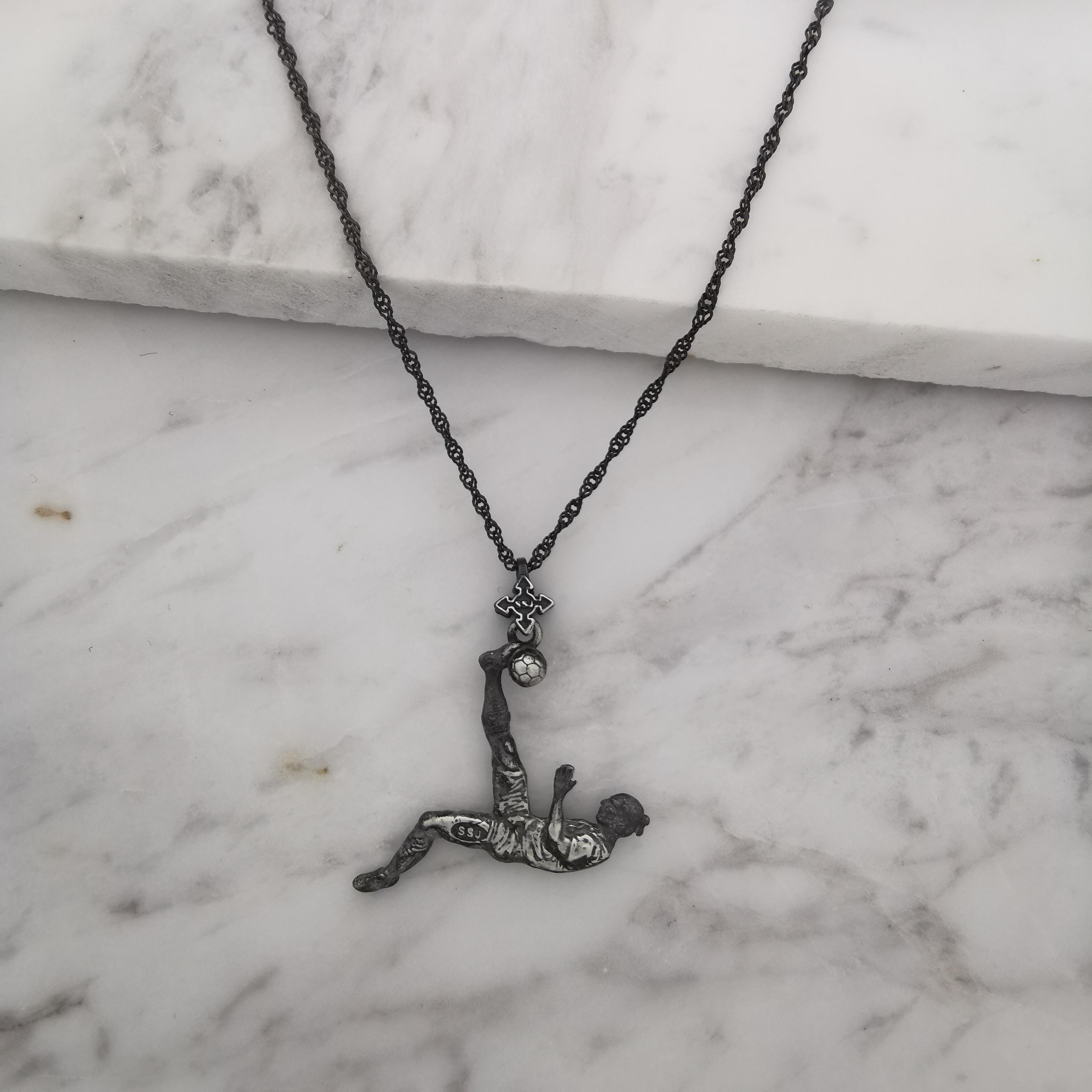 Футболист (задна ножица) – Мъжки спортен медальон от сребро 925 с винтидж покритие – Ръчно изработено спортно бижу – Идеален подарък за мъж, фен на футбола – SSJ