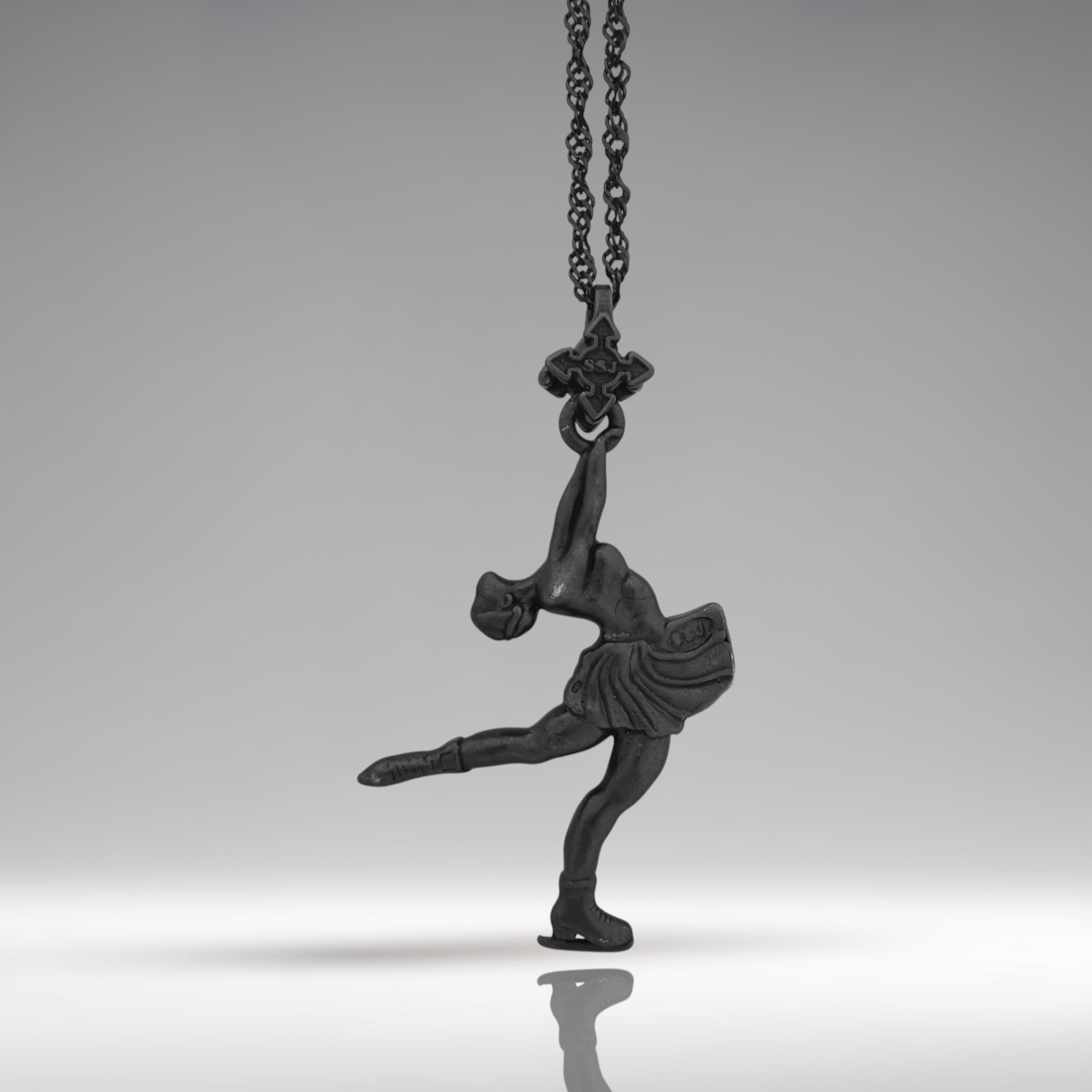 Фигурно пързаляне (пирует) – Дамски спортен медальон от сребро 925 с оксидирано покритие – Ръчно изработено спортно бижу – Идеален подарък за жена, фенка на фигурното пързаляне – SSJ