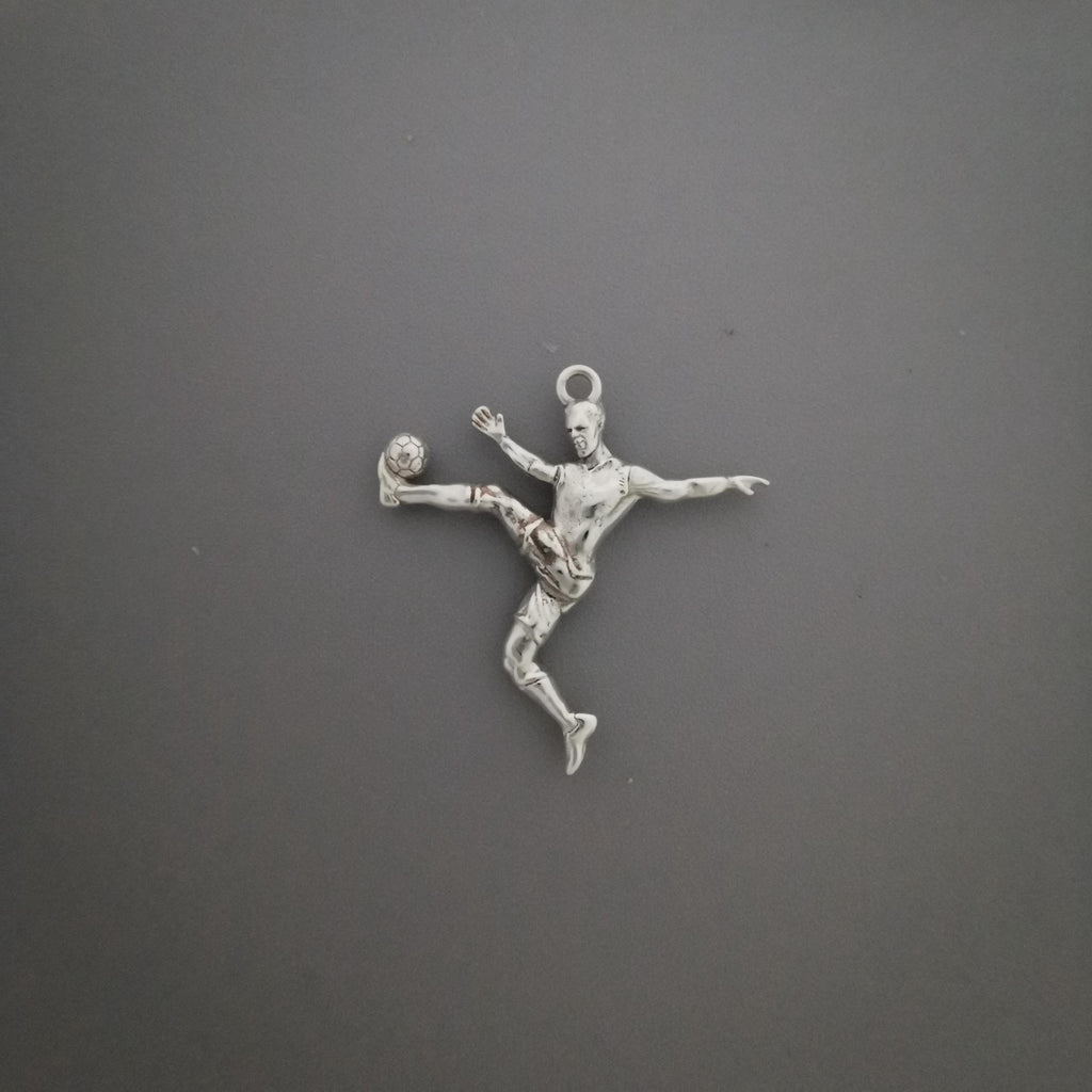Футболист (воле) – Мъжки спортен медальон от сребро 925 с класическо покритие – Ръчно изработено спортно бижу – Идеален подарък за мъж, фен на футбола – SSJ
