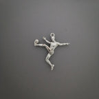 Футболист (воле) – Мъжки спортен медальон от сребро 925 с класическо покритие – Ръчно изработено спортно бижу – Идеален подарък за мъж, фен на футбола – SSJ