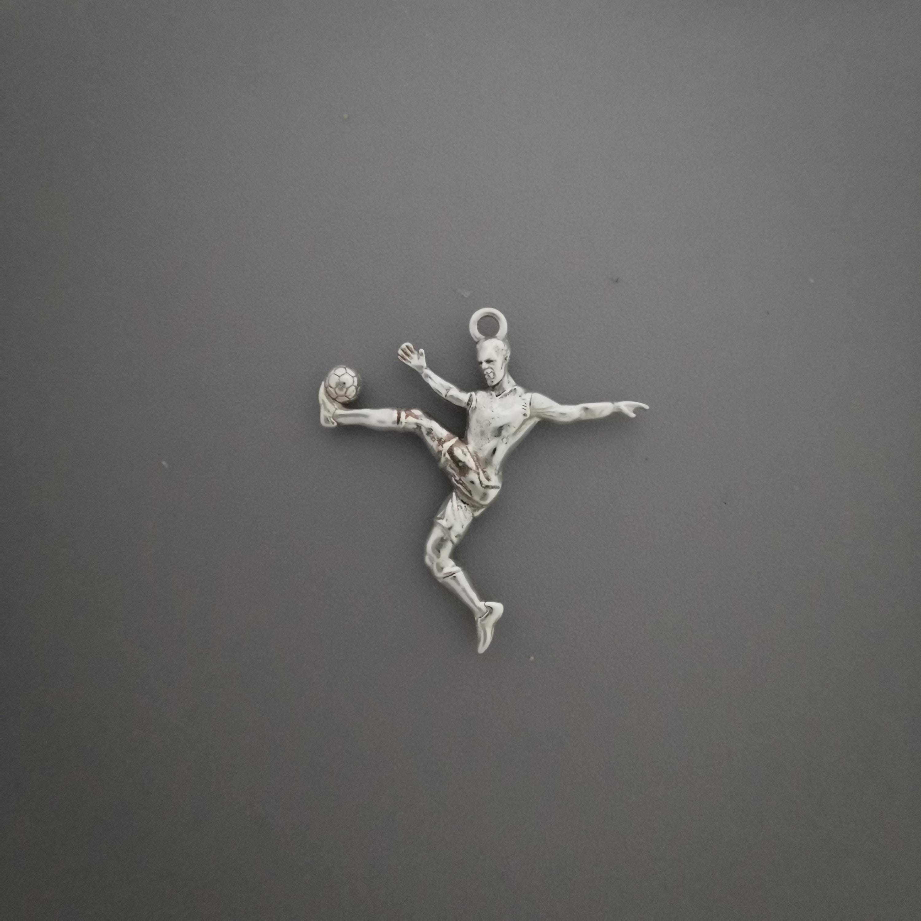 Футболист (воле) – Мъжки спортен медальон от сребро 925 с класическо покритие – Ръчно изработено спортно бижу – Идеален подарък за мъж, фен на футбола – SSJ