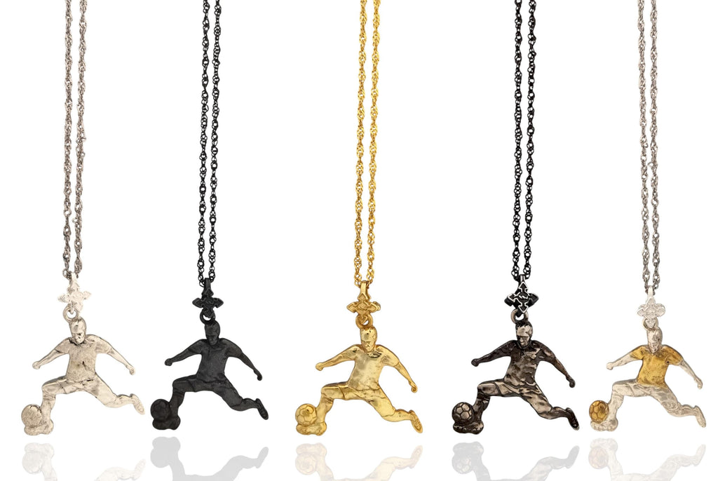 Футболист (удар с крак) – Мъжки спортен медальон от сребро 925 с позлатено покритие – Ръчно изработено спортно бижу – Идеален подарък за мъж, фен на футбола – SSJ