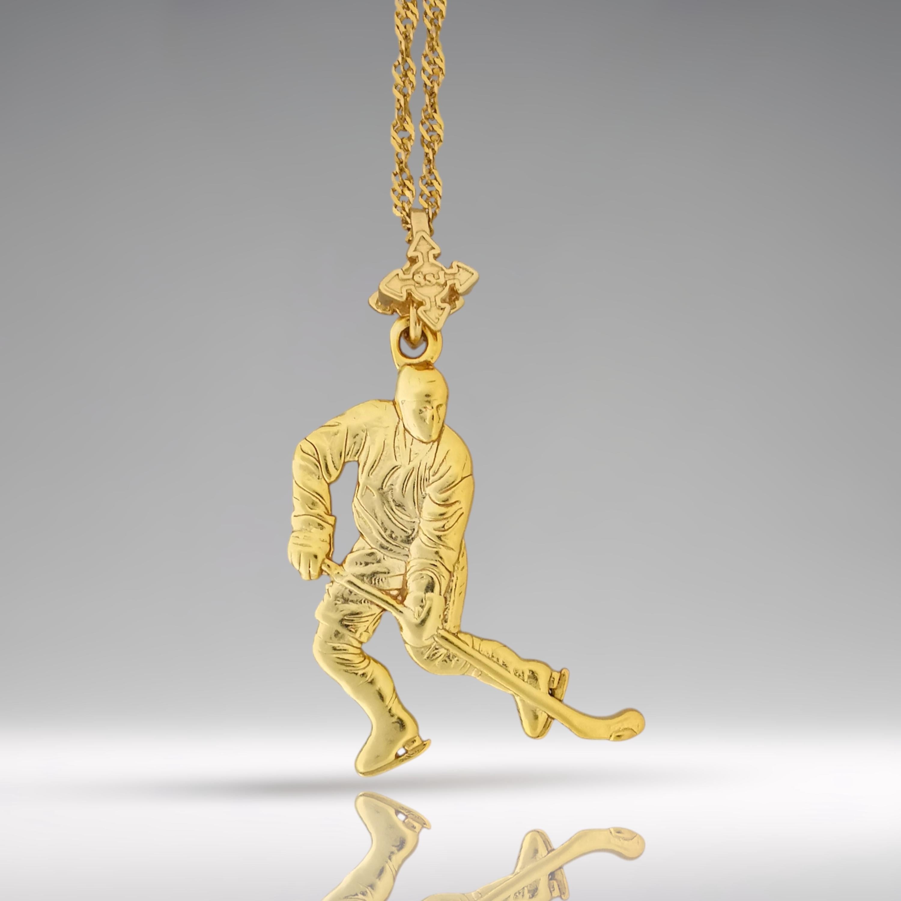 Хокеист (водене на шайба) – Мъжки спортен медальон от сребро 925 с позлатено покритие – Ръчно изработено спортно бижу – Идеален подарък за мъж, фен на хокея – SSJ