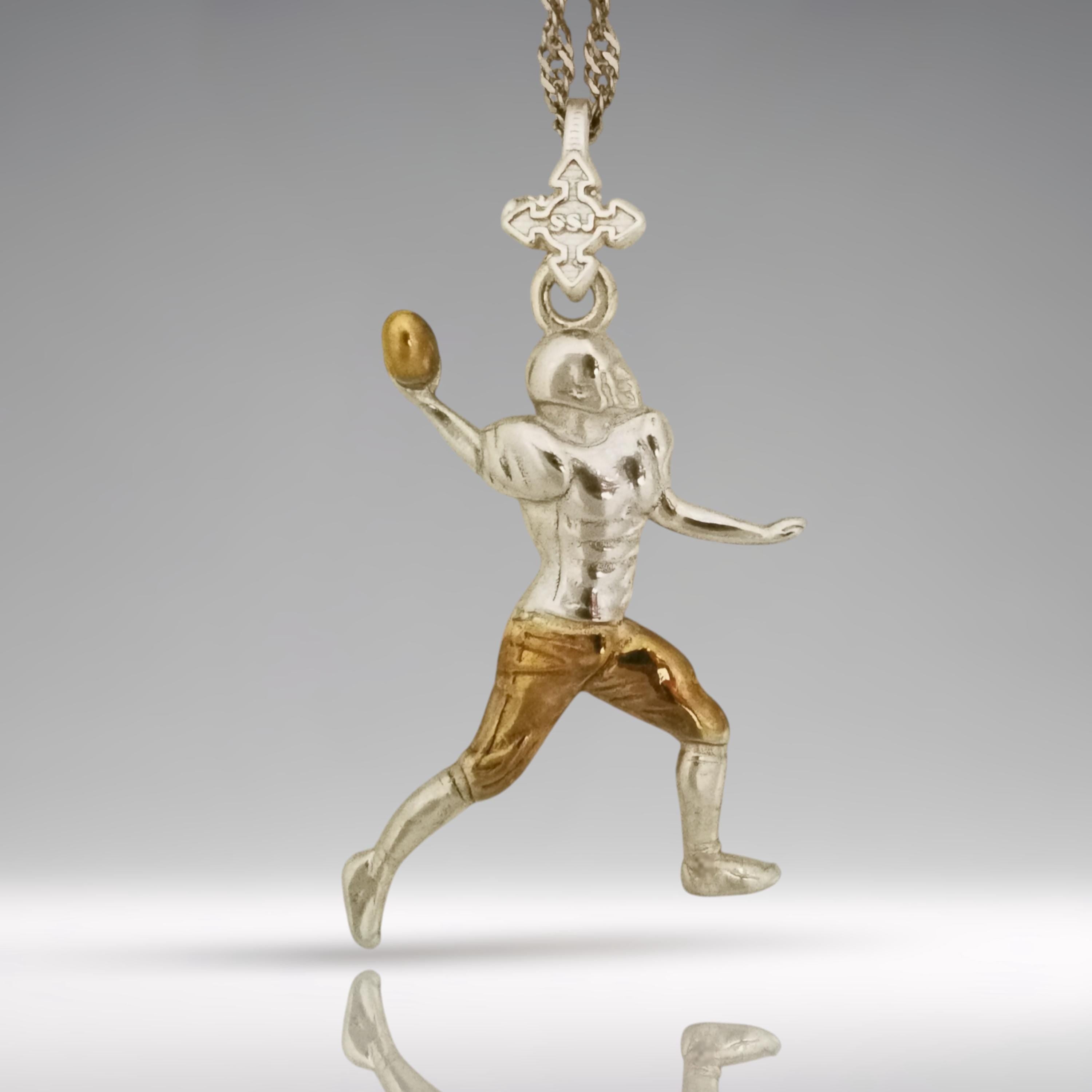 Американски футбол – Мъжки спортен медальон от сребро 925 с частично позлатено покритие – Ръчно изработено бижу талисман за спортисти и фенове – Идеален подарък за играч, треньор или почитател – SSJ