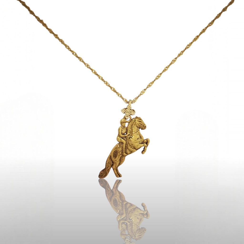 Конен спорт – Мъжки медальон „Ездач при прескачане на препятствие“ – Позлатено покритие – Сребро 925 – Ръчно изработено спортно бижу/талисман за конен спорт – Идеален подарък за мъж – SSJ