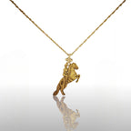 Конен спорт – Мъжки медальон „Ездач при прескачане на препятствие“ – Позлатено покритие – Сребро 925 – Ръчно изработено спортно бижу/талисман за конен спорт – Идеален подарък за мъж – SSJ