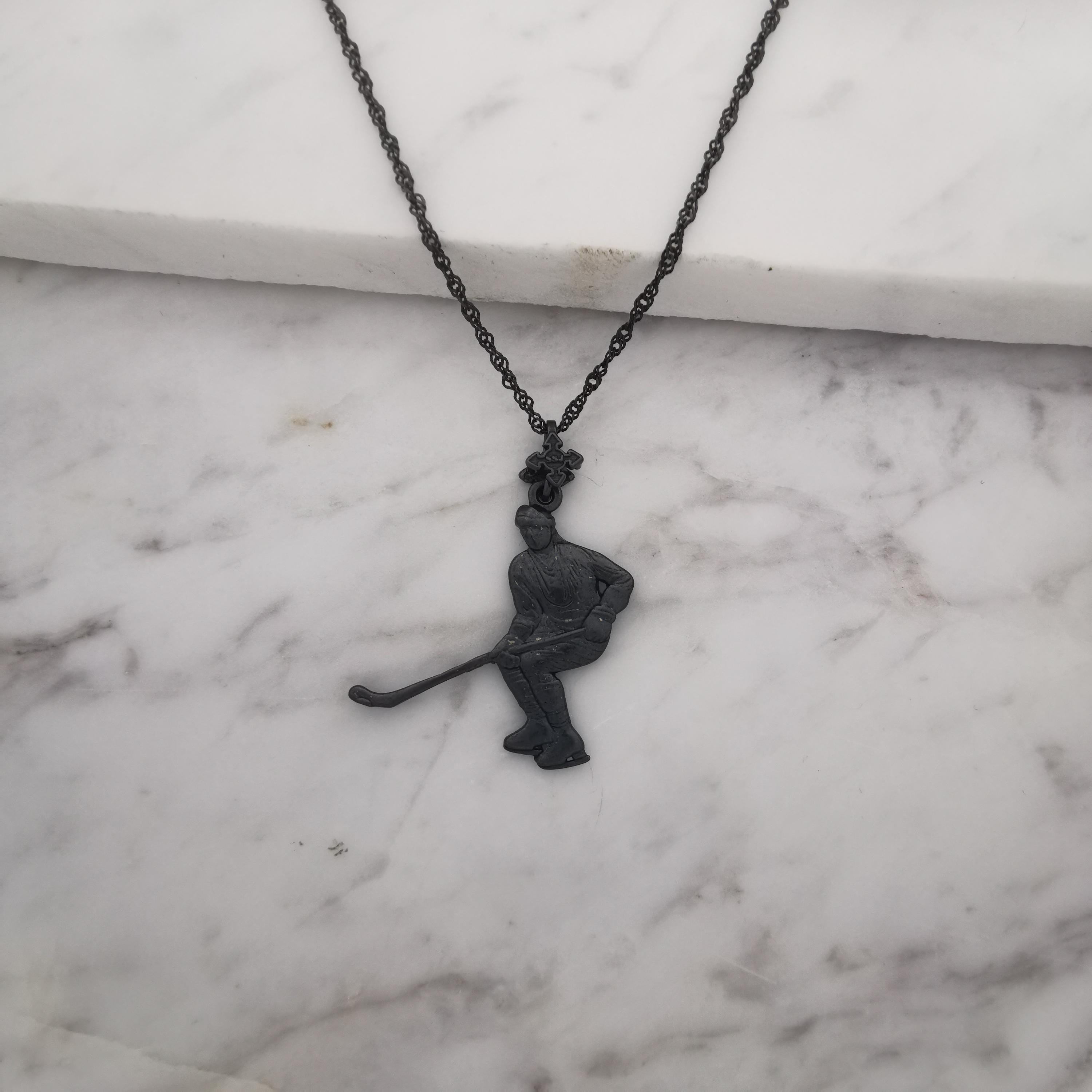 Хокеист – Мъжки спортен медальон от сребро 925 с оксидирано покритие – Ръчно изработено спортно бижу – Идеален подарък за мъж, фен на хокея – SSJ