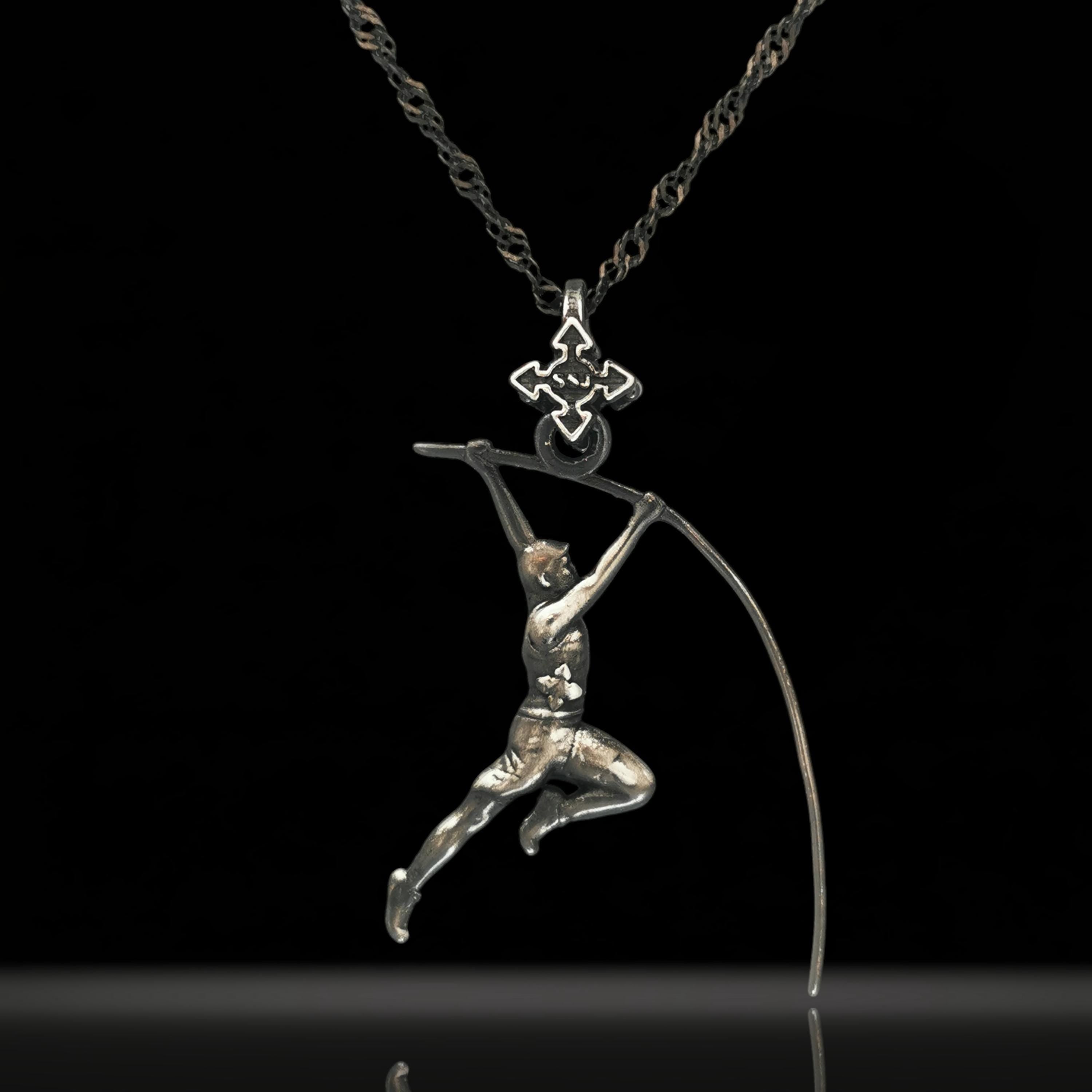 Овчарски скок – Мъжки спортен медальон от сребро 925 с винтидж покритие – Ръчно изработено спортно бижу – Идеален подарък за мъж, фен на леката атлетика – SSJ