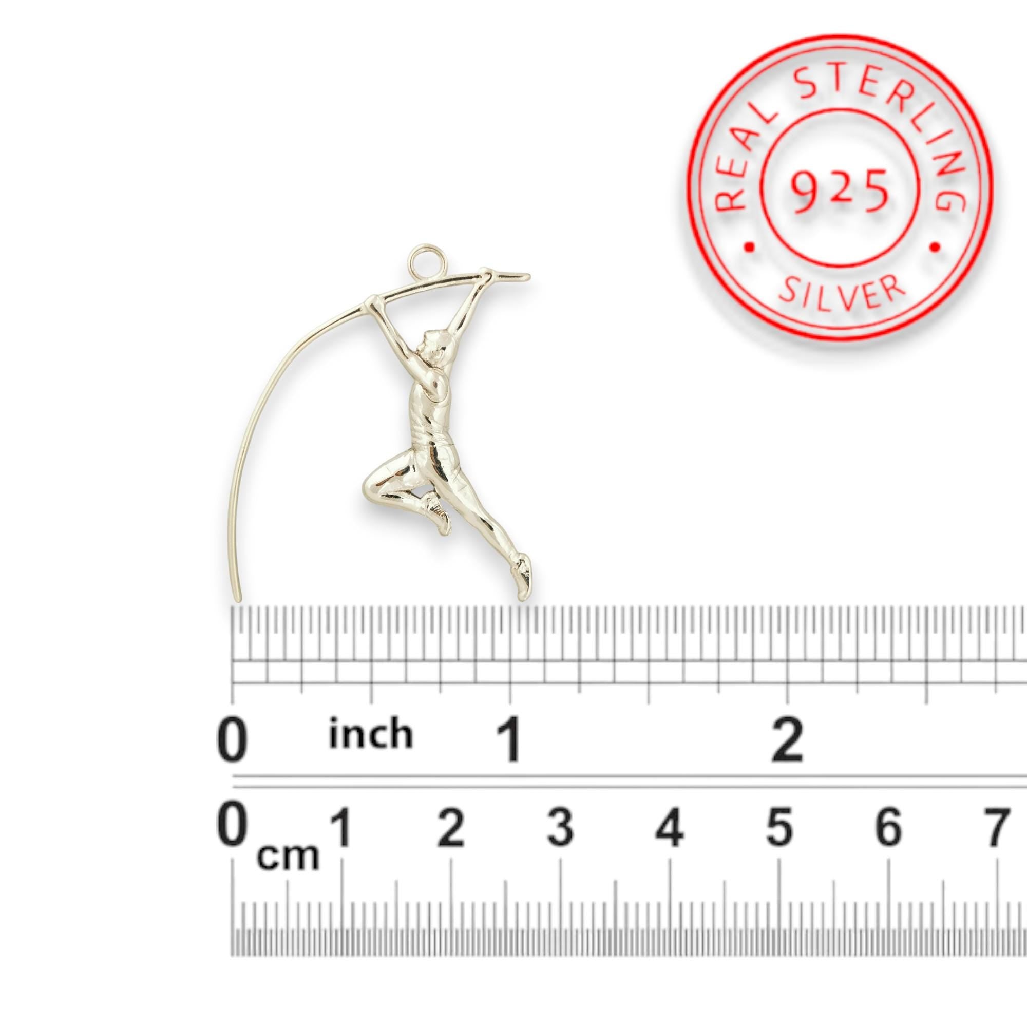 Овчарски скок – Мъжки спортен медальон от сребро 925 в класическо сребро – Ръчно изработено спортно бижу – Идеален подарък за мъж, фен на леката атлетика – SSJ