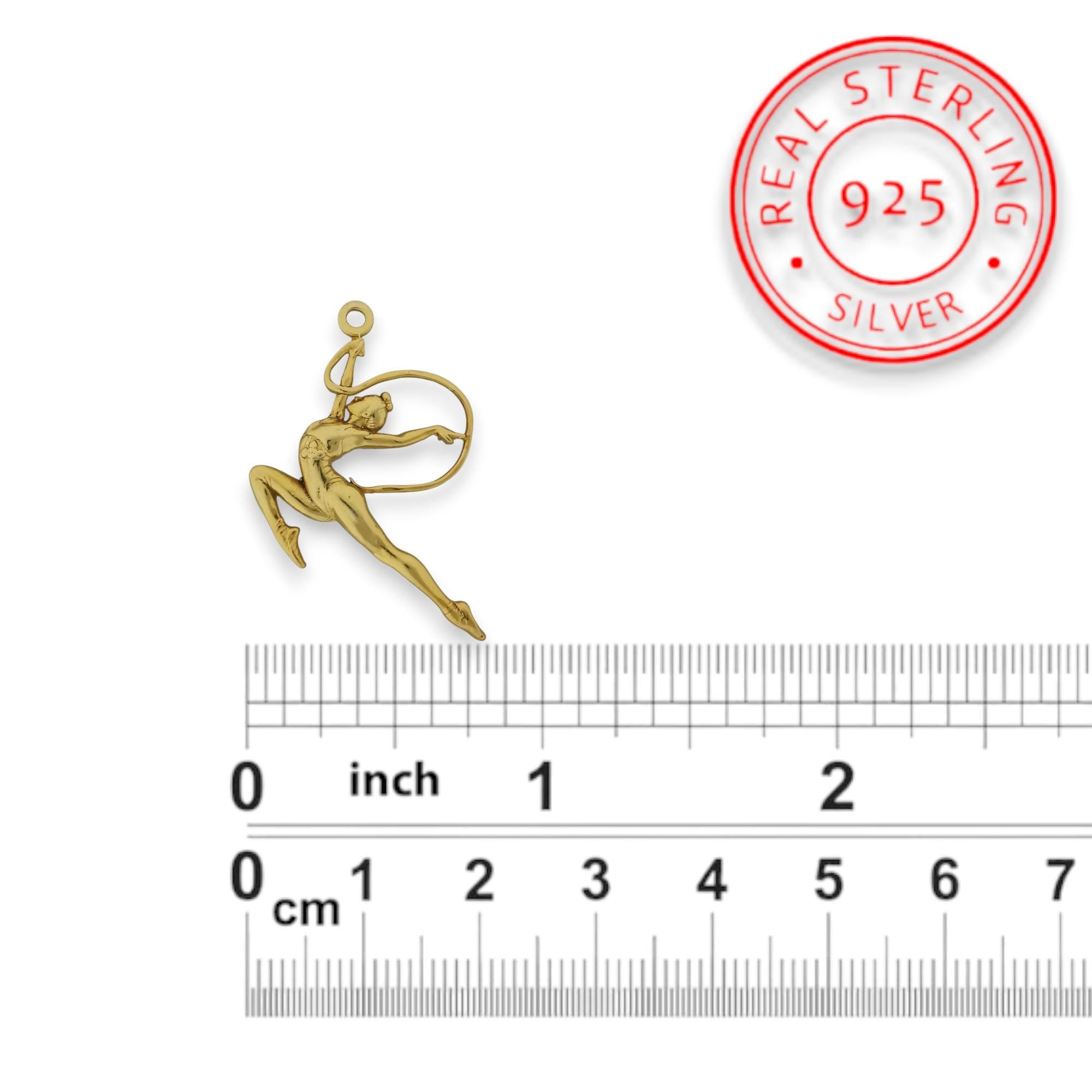 Художествена гимнастика (съчетание с лента) – Дамски спортен медальон от сребро 925 с позлатено покритие – Ръчно изработено спортно бижу – Идеален подарък за жена, фенка на художествената гимнастика – SSJ