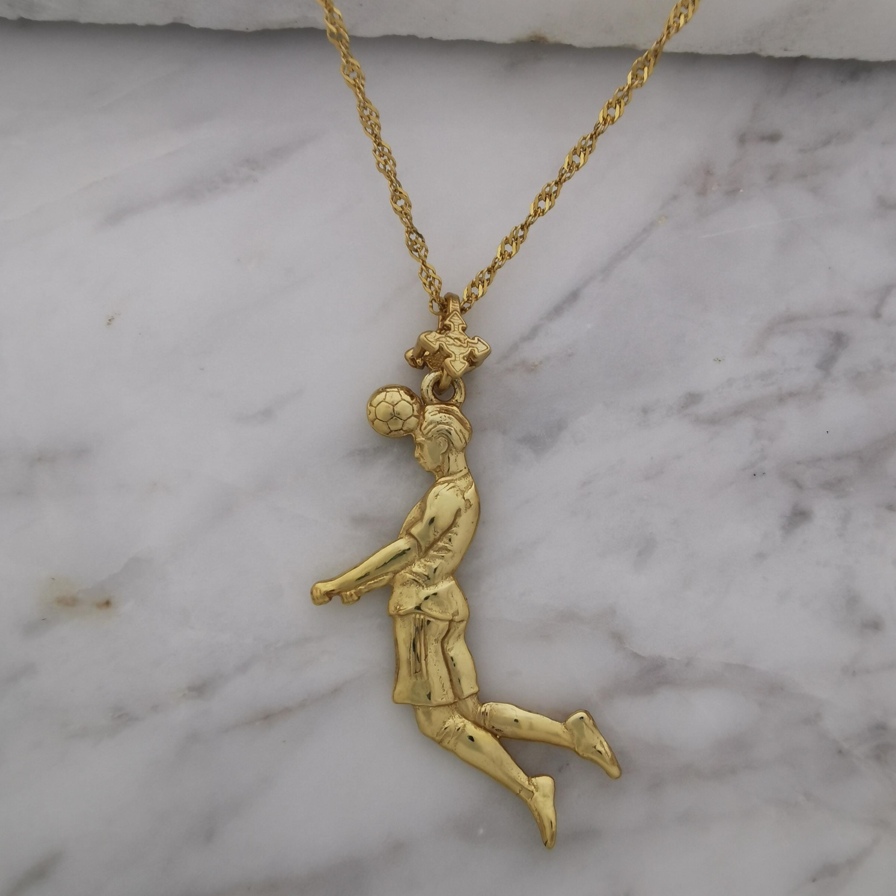 Футболист (удар с глава) – Мъжки спортен медальон от сребро 925 с позлатено покритие – Ръчно изработено спортно бижу – Идеален подарък за мъж, фен на футбола – SSJ