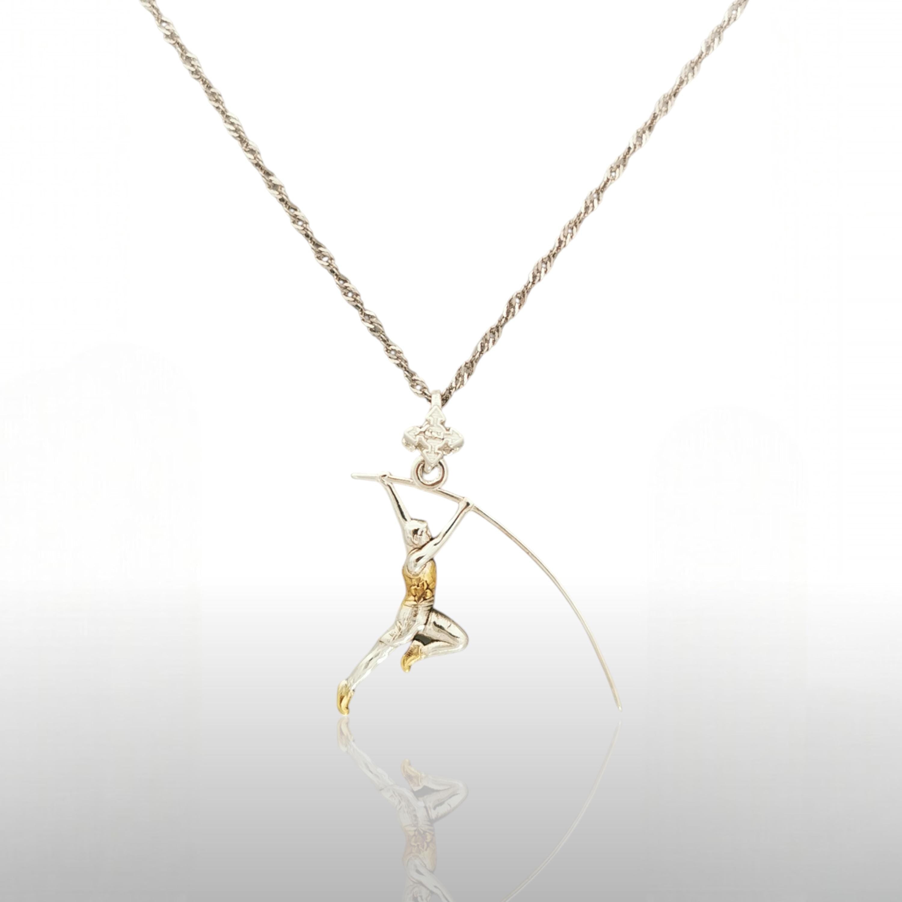 Овчарски скок – Мъжки спортен медальон от сребро 925 с частично позлатено покритие – Ръчно изработено спортно бижу – Идеален подарък за мъж, фен на леката атлетика – SSJ