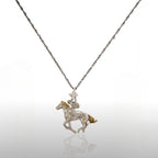 Жокей – Мъжки спортен медальон със състезателен кон – Частично позлатено покритие – Сребро 925 – Ръчно изработено бижу/талисман конен спорт – Идеален подарък – SSJ