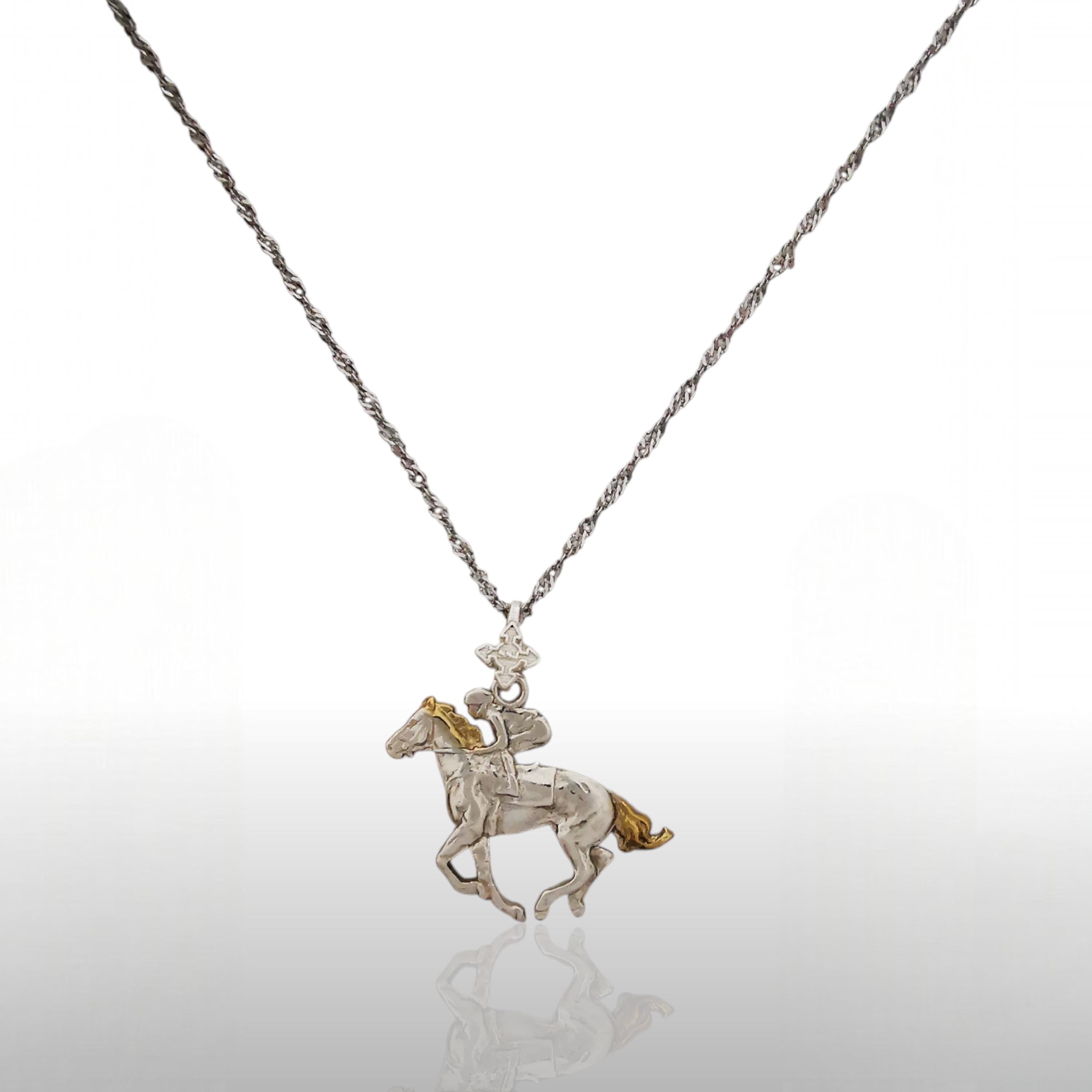 Жокей – Мъжки спортен медальон със състезателен кон – Частично позлатено покритие – Сребро 925 – Ръчно изработено бижу/талисман конен спорт – Идеален подарък – SSJ