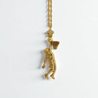 Баскетбол – Мъжки спортен медальон от сребро 925 с позлатено покритие – Ръчно изработено бижу талисман за баскетболисти и фенове – Идеален подарък за спортист или треньор – SSJ