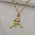 Американски футбол – Мъжки спортен медальон от сребро 925 с позлатено покритие – Ръчно изработено бижу талисман за спортисти и фенове – Идеален подарък за играч, треньор или почитател – SSJ