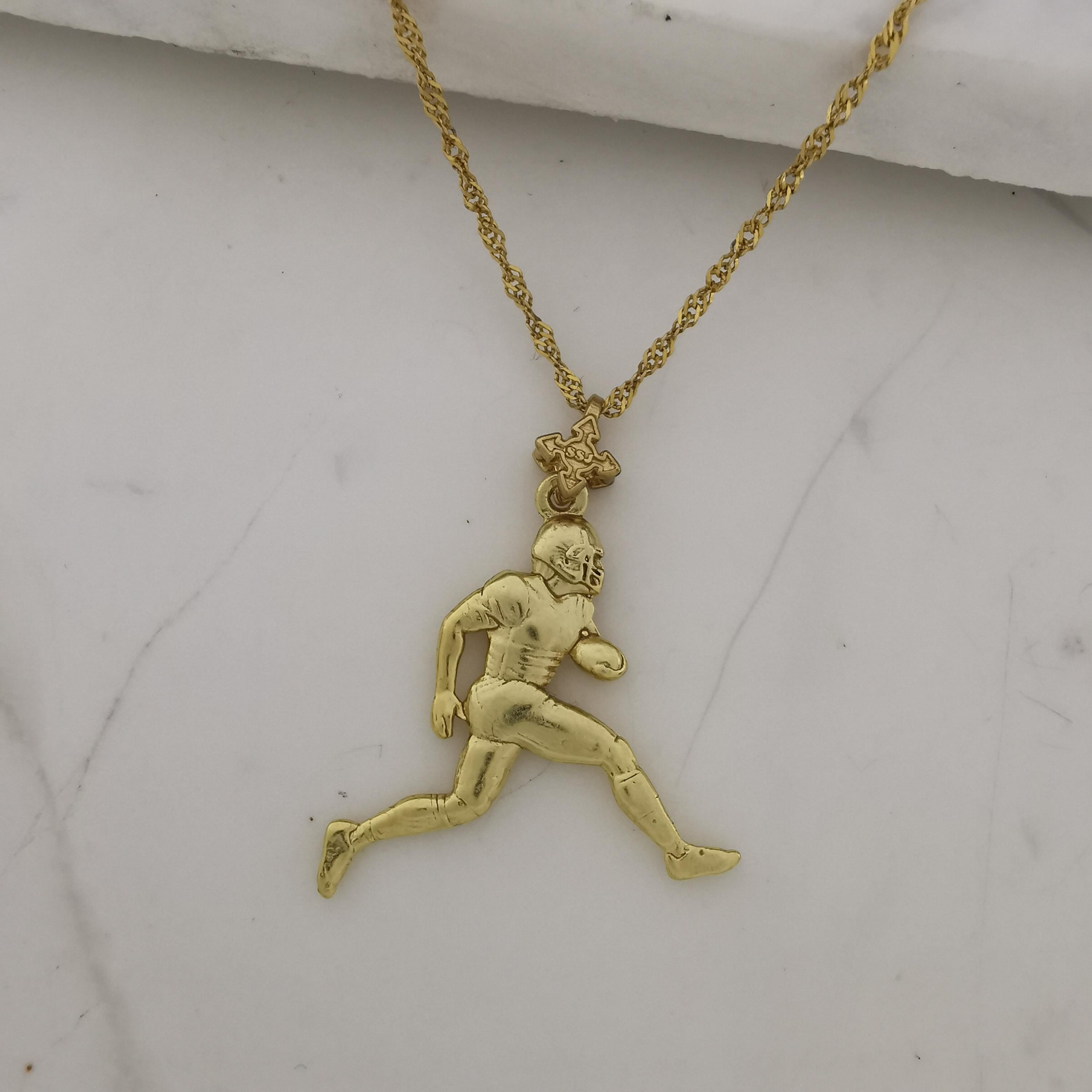 Американски футбол – Мъжки спортен медальон от сребро 925 с позлатено покритие – Ръчно изработено бижу талисман за спортисти и фенове – Идеален подарък за играч, треньор или почитател – SSJ