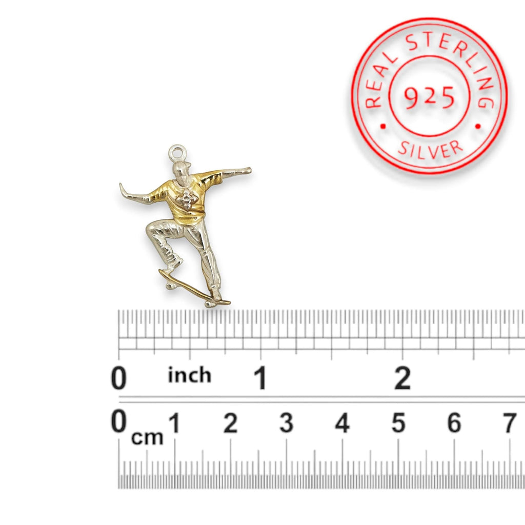 Скейтбордист – Мъжки спортен медальон от сребро 925 с частично позлатено покритие – Ръчно изработено спортно бижу – Идеален подарък за мъж, фен на скейтборда – SSJ