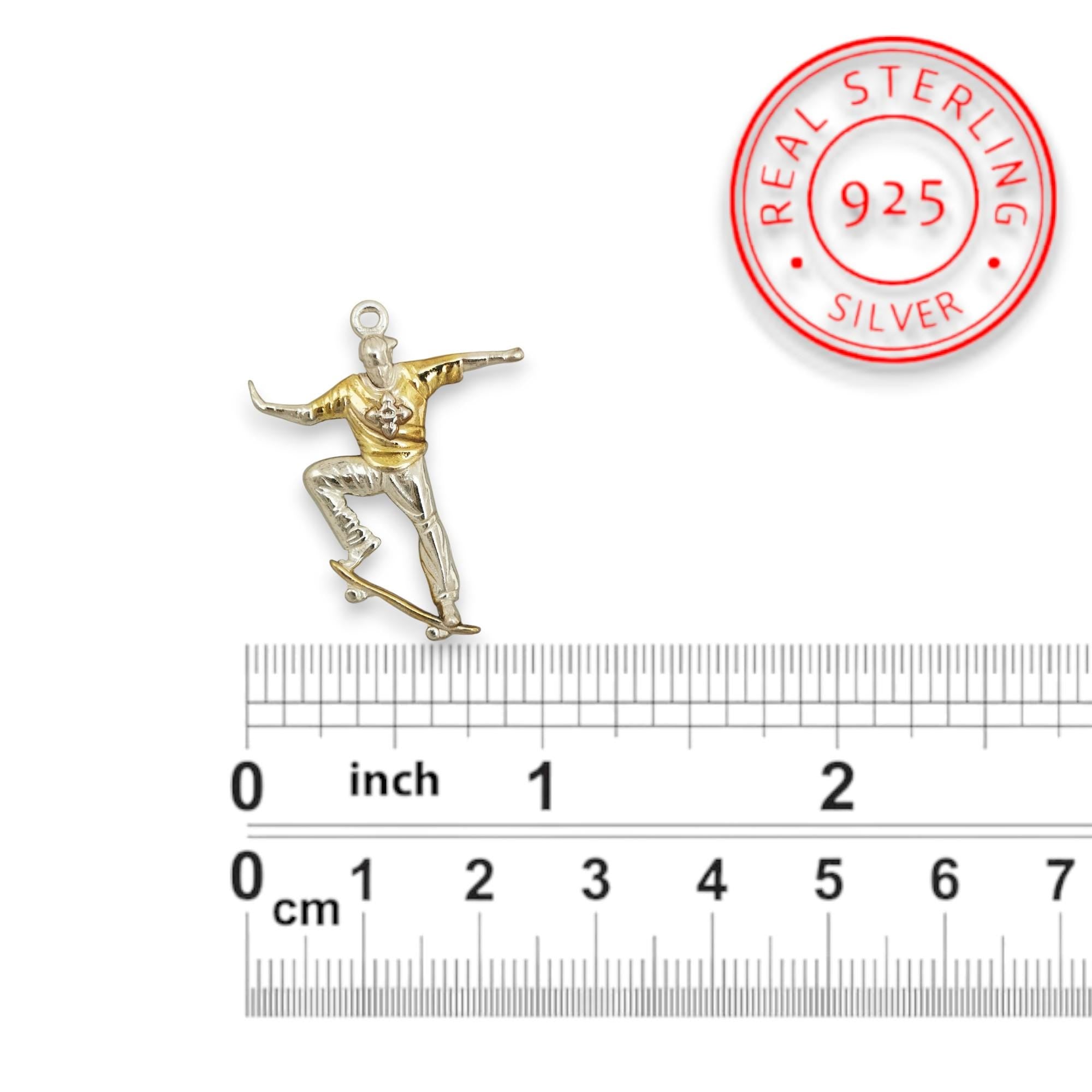 Скейтбордист – Мъжки спортен медальон от сребро 925 с частично позлатено покритие – Ръчно изработено спортно бижу – Идеален подарък за мъж, фен на скейтборда – SSJ