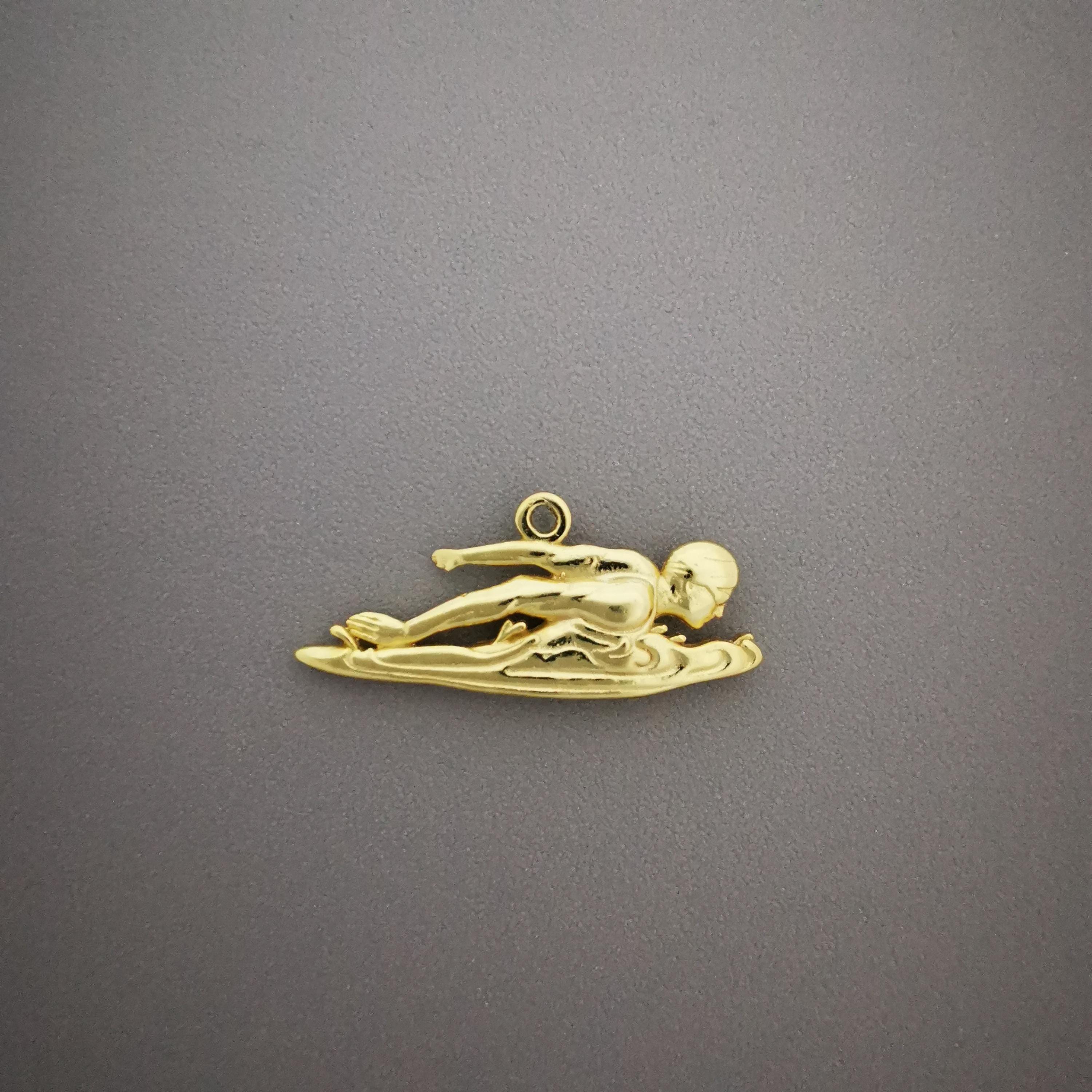 Плувец (бътерфлай) – Мъжки спортен медальон от сребро 925 с позлатено покритие – Ръчно изработено спортно бижу – Идеален подарък за мъж, фен на плуването – SSJ