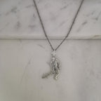 Хокеист (водене на шайба) – Мъжки спортен медальон от сребро 925 с класическо покритие – Ръчно изработено спортно бижу – Идеален подарък за мъж, фен на хокея – SSJ