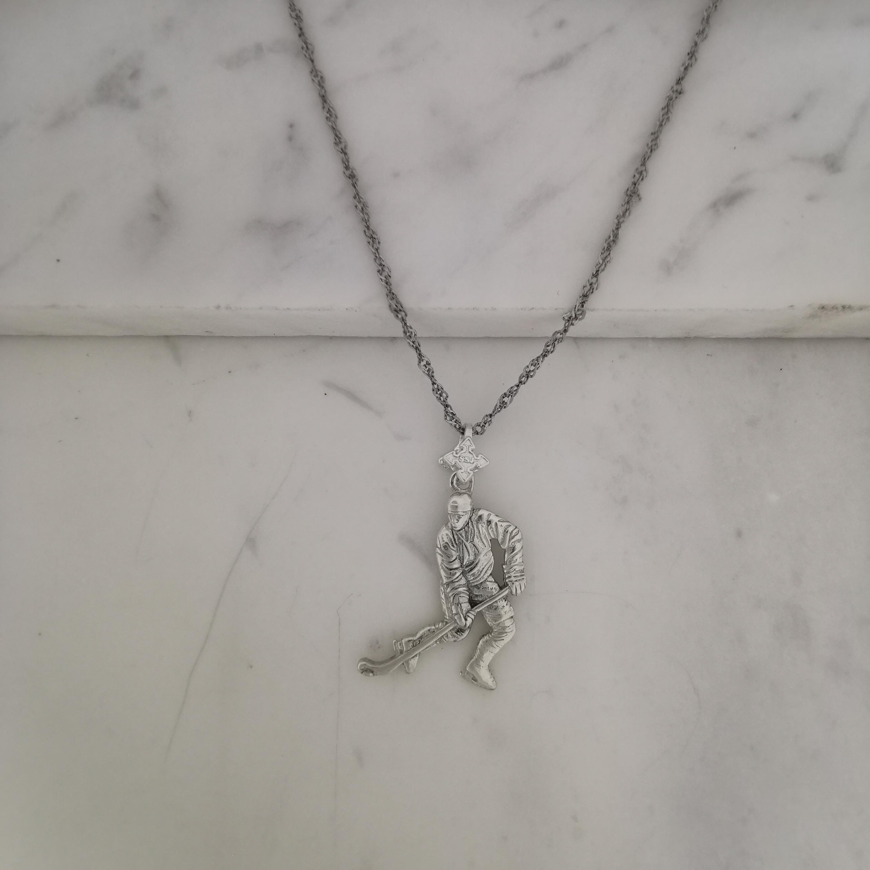 Хокеист (водене на шайба) – Мъжки спортен медальон от сребро 925 с класическо покритие – Ръчно изработено спортно бижу – Идеален подарък за мъж, фен на хокея – SSJ