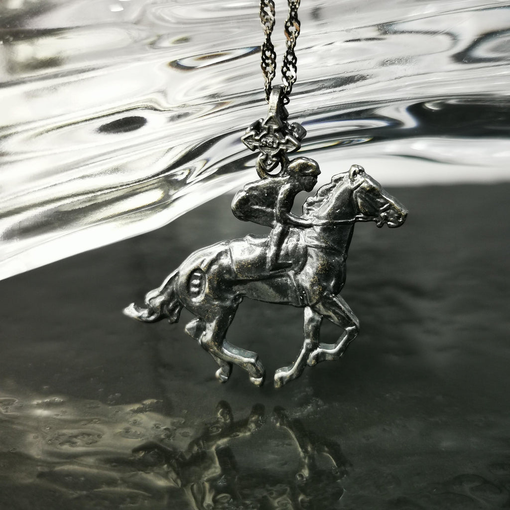 Жокей – Мъжки спортен медальон със състезателен кон – Оксидирано сребро 925 – Ръчно изработено бижу/талисман конен спорт – Идеален подарък – SSJ