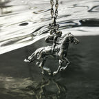 Жокей – Мъжки спортен медальон със състезателен кон – Оксидирано сребро 925 – Ръчно изработено бижу/талисман конен спорт – Идеален подарък – SSJ