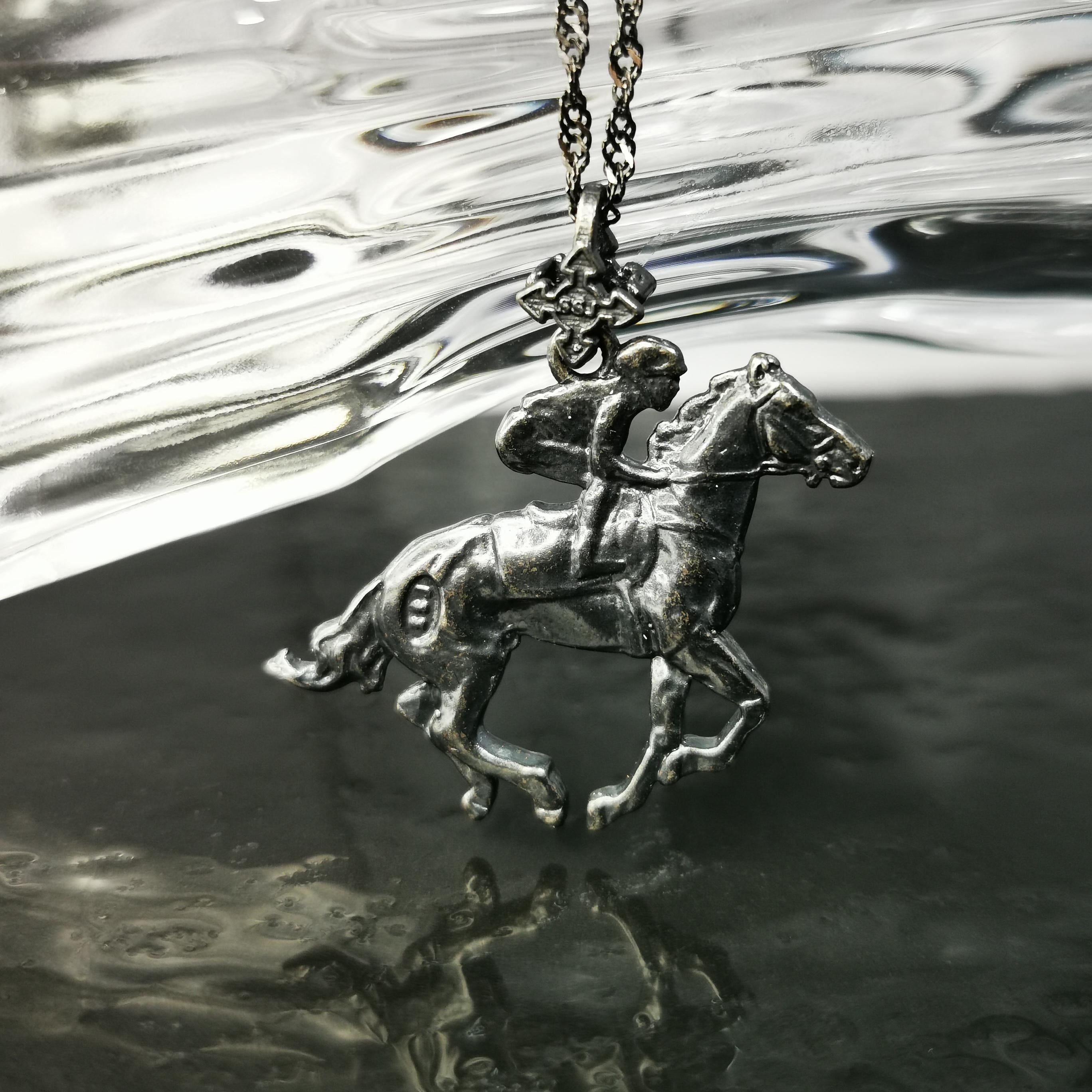 Жокей – Мъжки спортен медальон със състезателен кон – Оксидирано сребро 925 – Ръчно изработено бижу/талисман конен спорт – Идеален подарък – SSJ