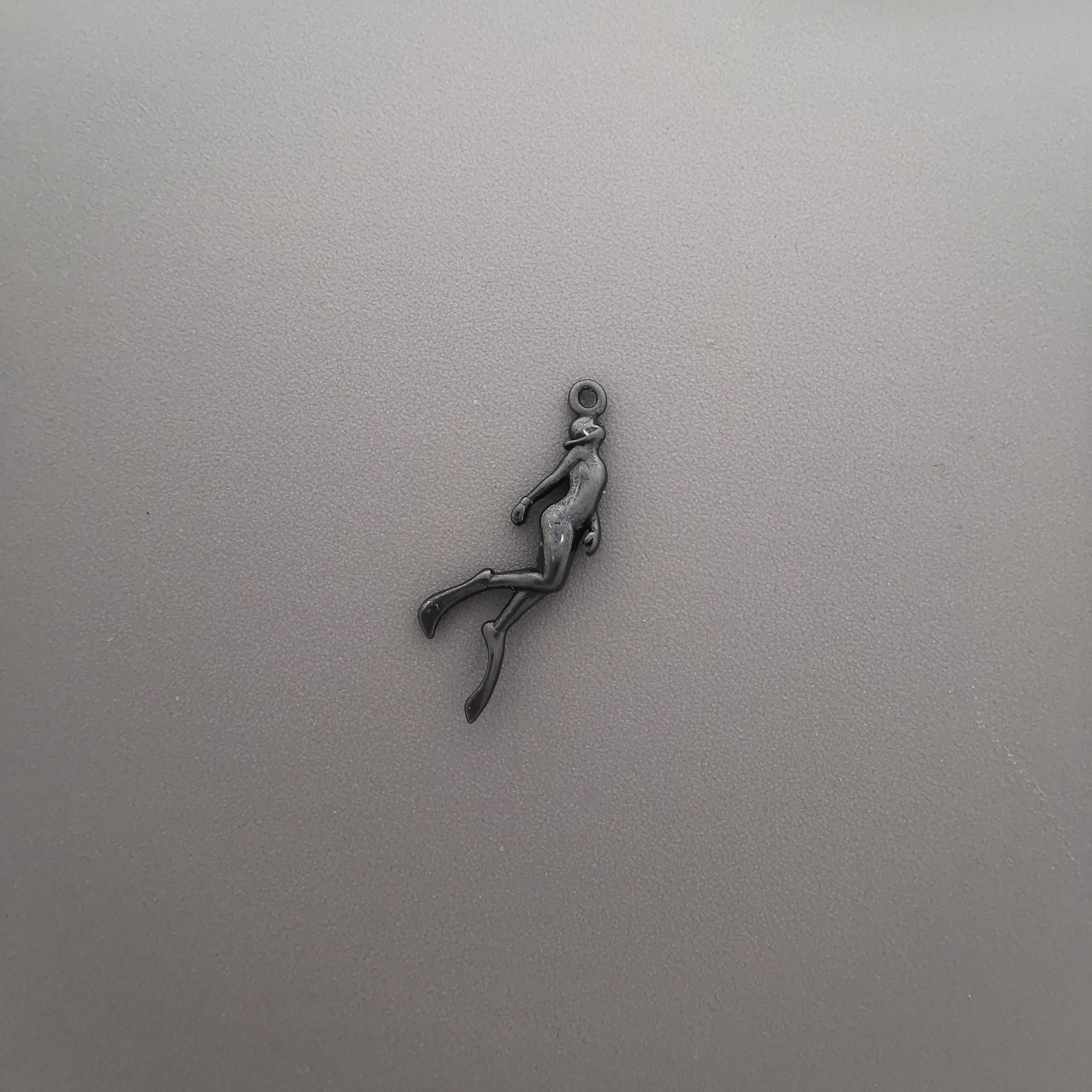 Дамски медальон Водолаз от сребро 925 с оксидирано покритие – Ръчно изработено бижу Гмуркач, вдъхновено от дайвинг спорта – SSJ