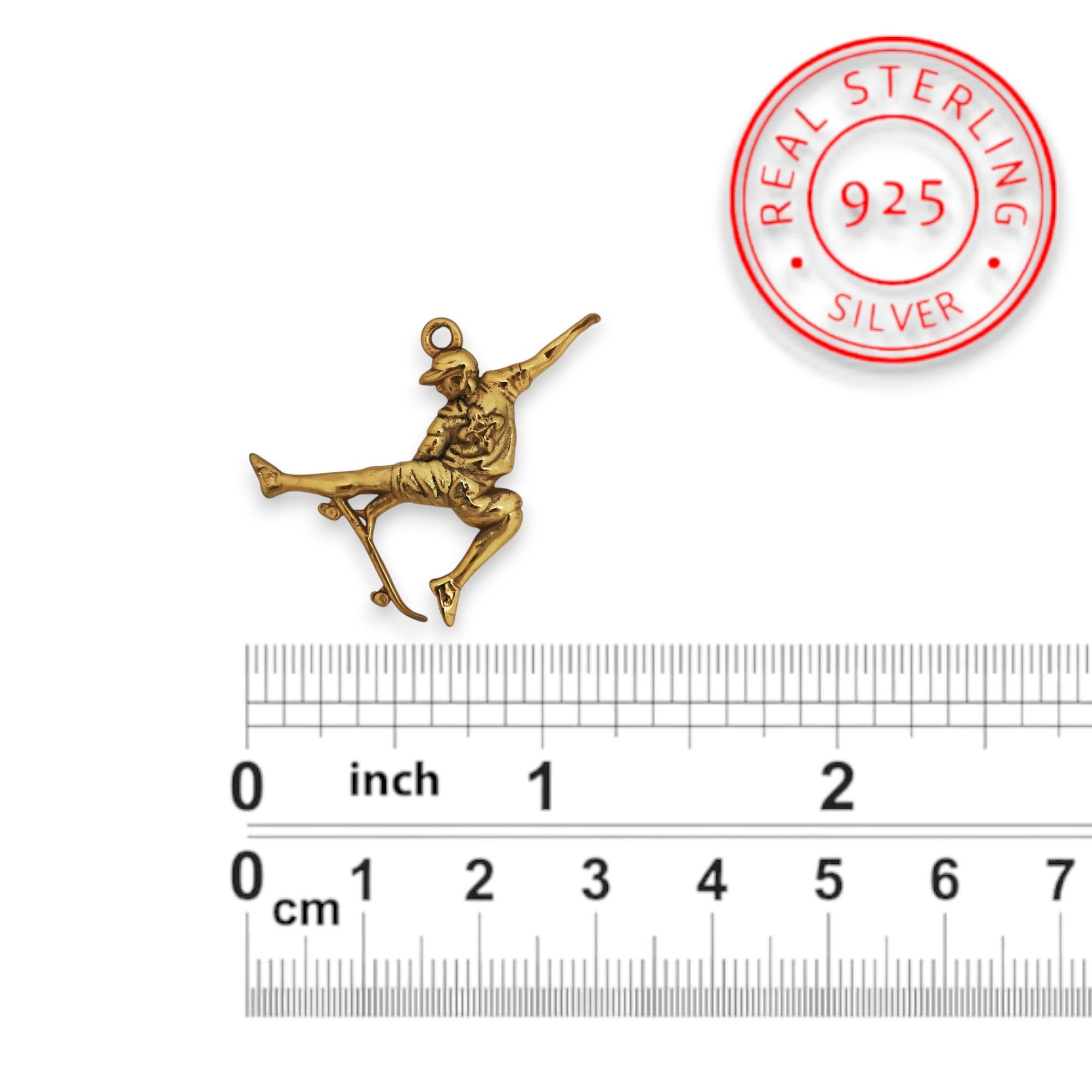 Скейтбордист – Мъжки спортен медальон от сребро 925 с позлатено покритие – Ръчно изработено спортно бижу – Идеален подарък за мъж, фен на скейтборда – SSJ