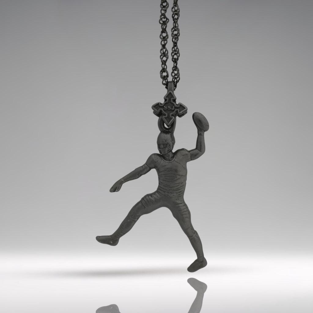 Американски футбол – Мъжки спортен медальон от сребро 925 с оксидирано покритие – Ръчно изработено бижу талисман за спортисти и фенове на футбола – Идеален подарък за играч, треньор или почитател – SSJ