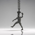 Американски футбол – Мъжки спортен медальон от сребро 925 с оксидирано покритие – Ръчно изработено бижу талисман за спортисти и фенове на футбола – Идеален подарък за играч, треньор или почитател – SSJ