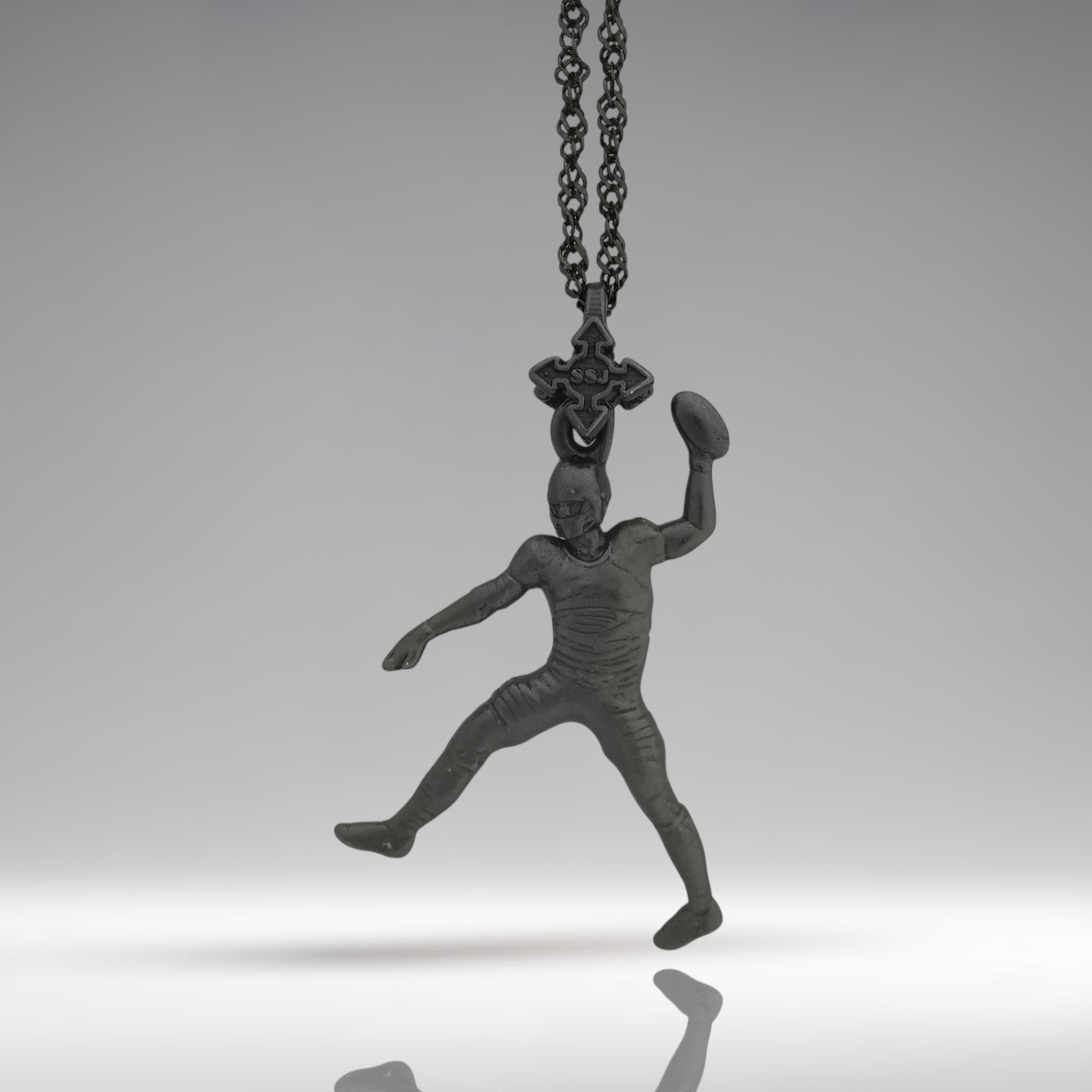 Американски футбол – Мъжки спортен медальон от сребро 925 с оксидирано покритие – Ръчно изработено бижу талисман за спортисти и фенове на футбола – Идеален подарък за играч, треньор или почитател – SSJ