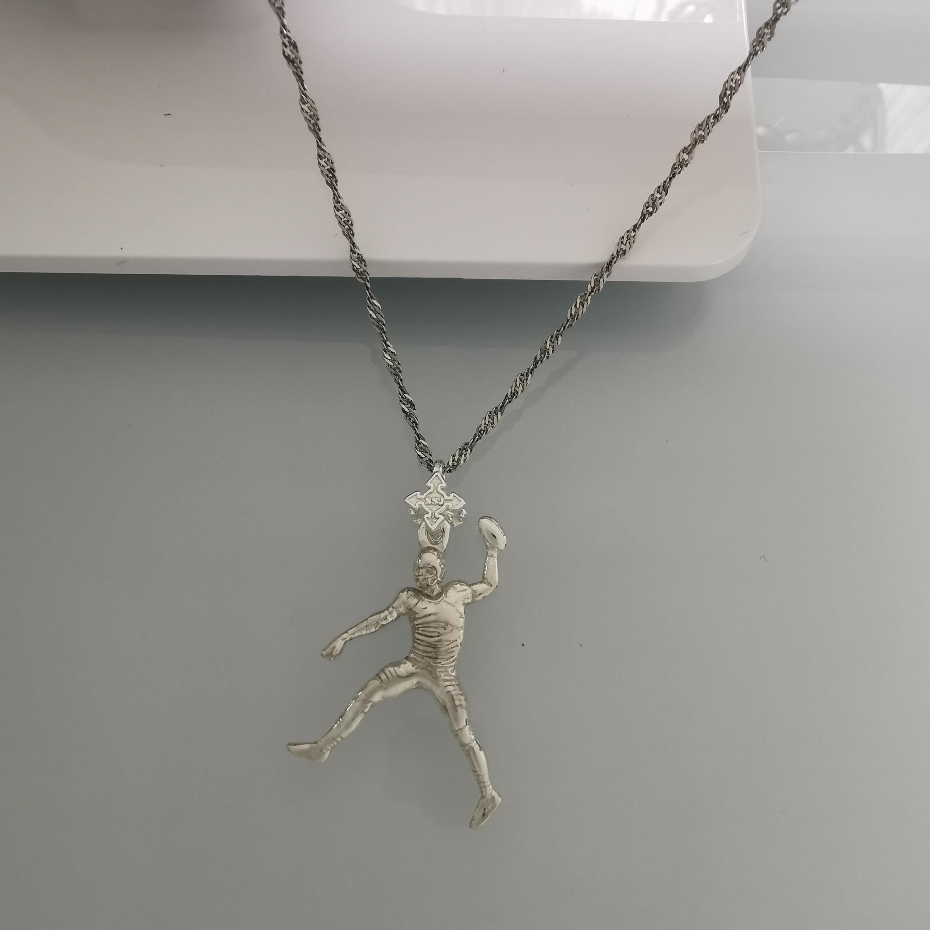 Американски футбол – Мъжки спортен медальон от сребро 925 с класическо полирано покритие – Ръчно изработено бижу талисман за спортисти и фенове – Идеален подарък за играч, треньор или почитател – SSJ