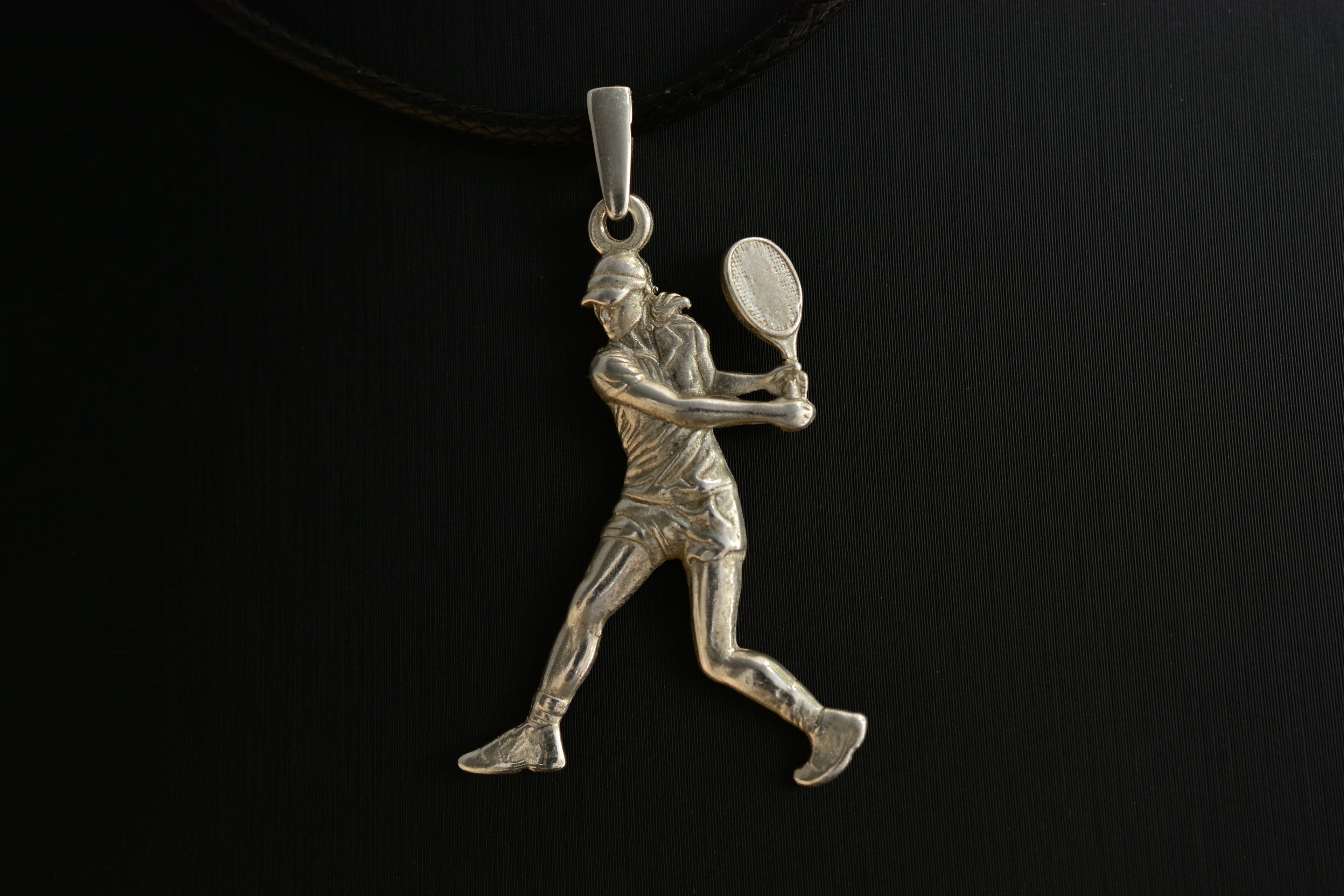 Тенис – Дамски спортен медальон от сребро 925 с класическо покритие – Ръчно изработено спортно бижу – Идеален подарък за жена, фенка на тениса – SSJ