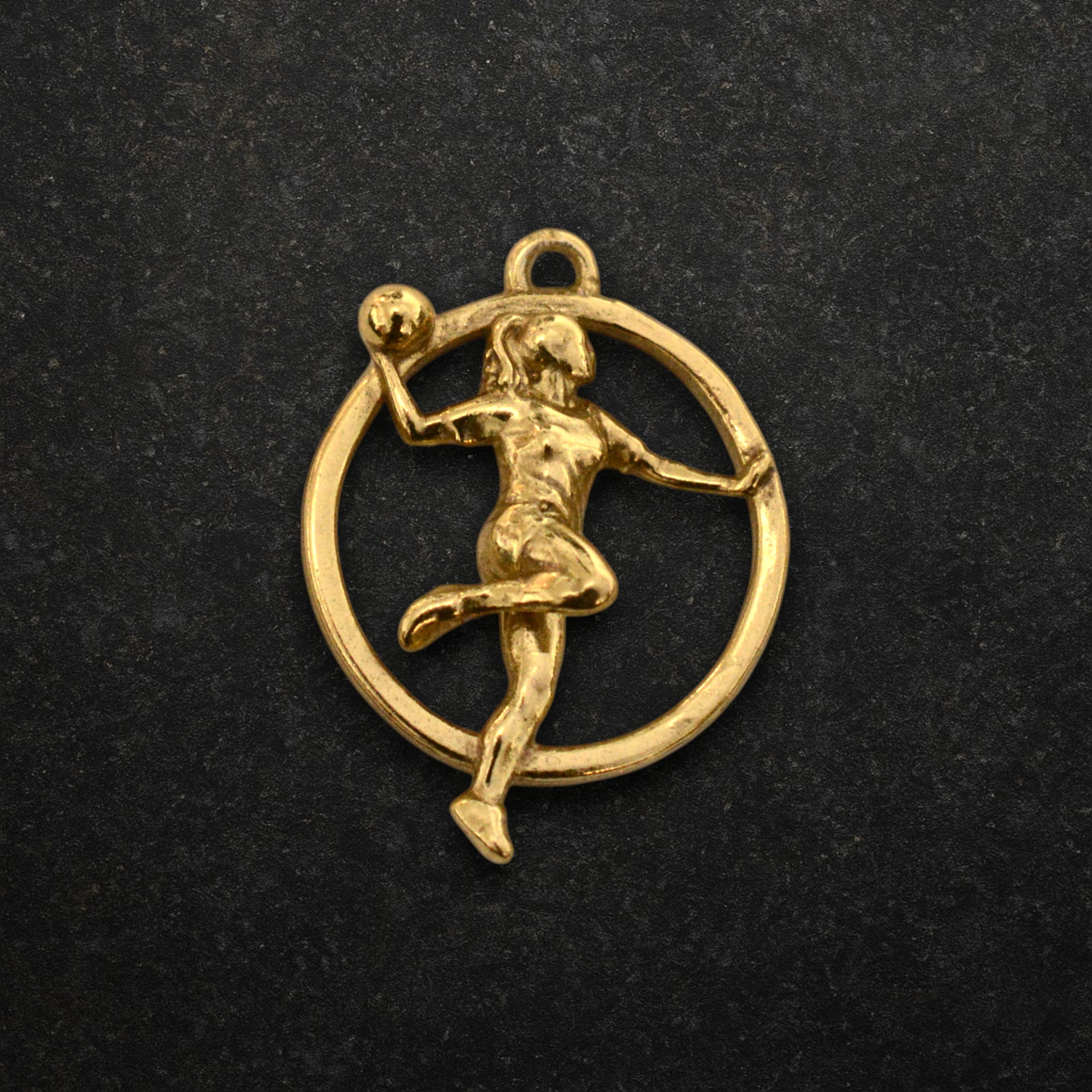 Сребърен медальон 925 хандбал – жена хандбалист с топка с позлатено покритие