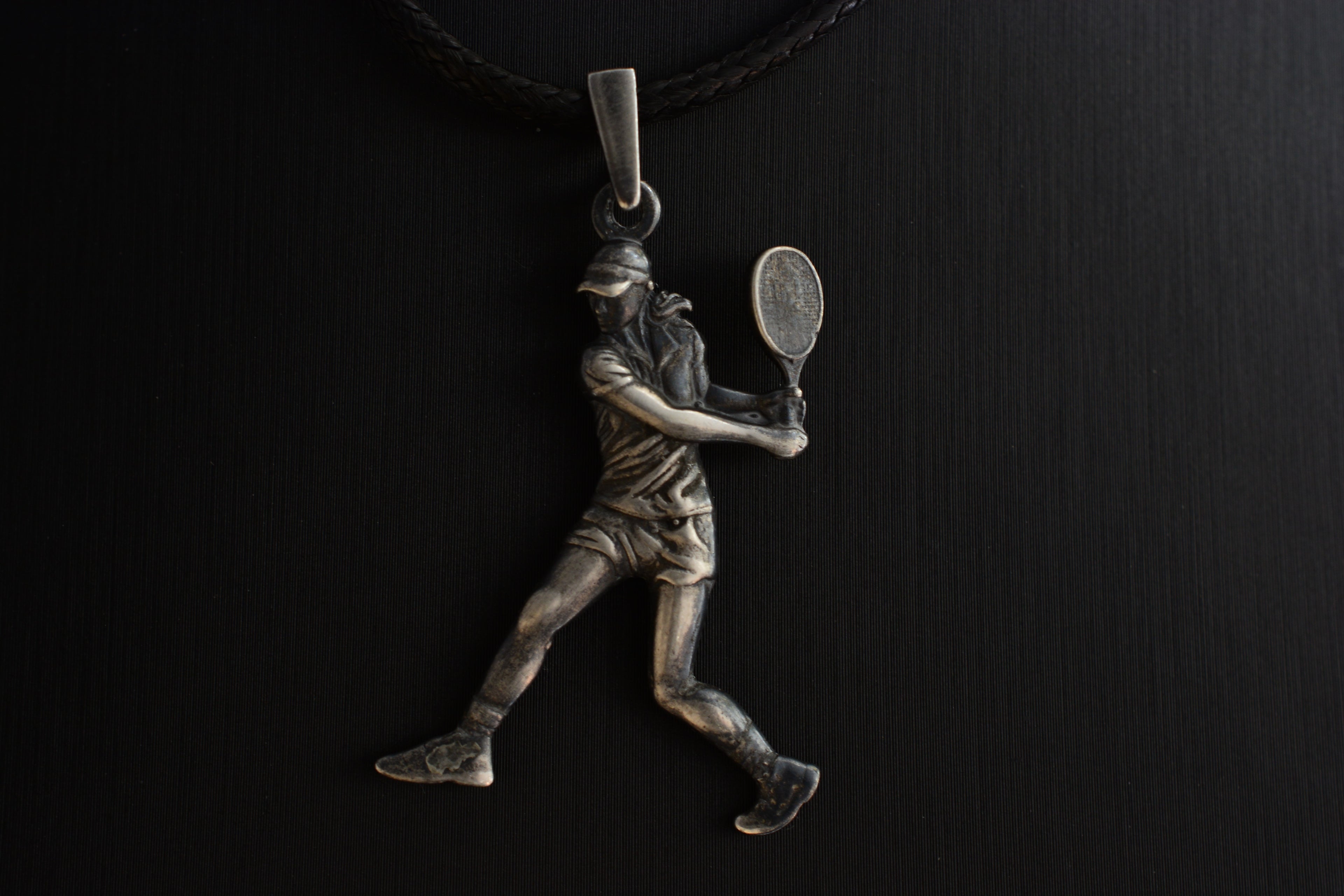 Тенис – Дамски спортен медальон от сребро 925 с класическо покритие – Ръчно изработено спортно бижу – Идеален подарък за жена, фенка на тениса – SSJ